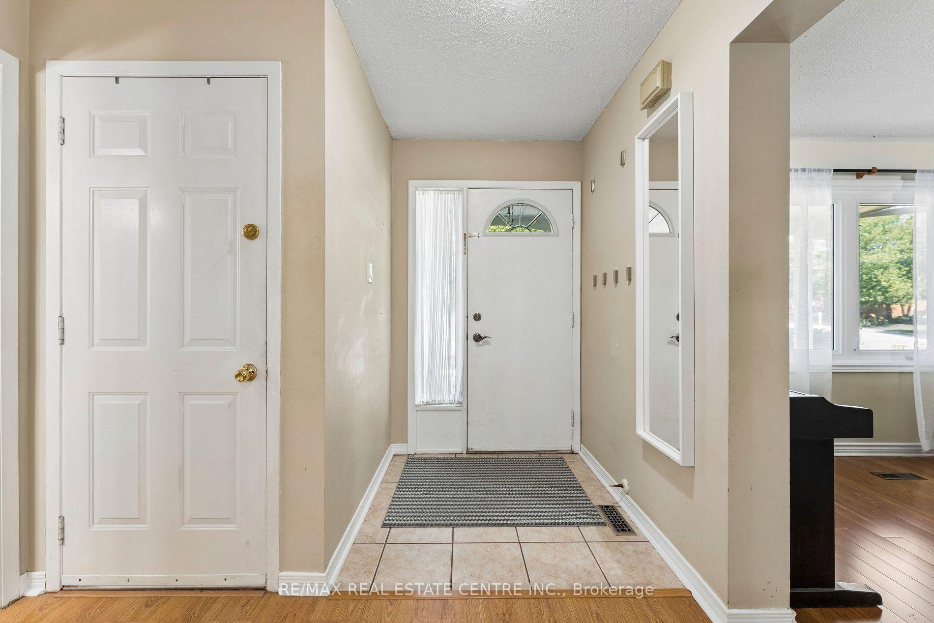 Photo 5 of 29 Blueridge Square, Brampton, Heart Lake West — HOMEH