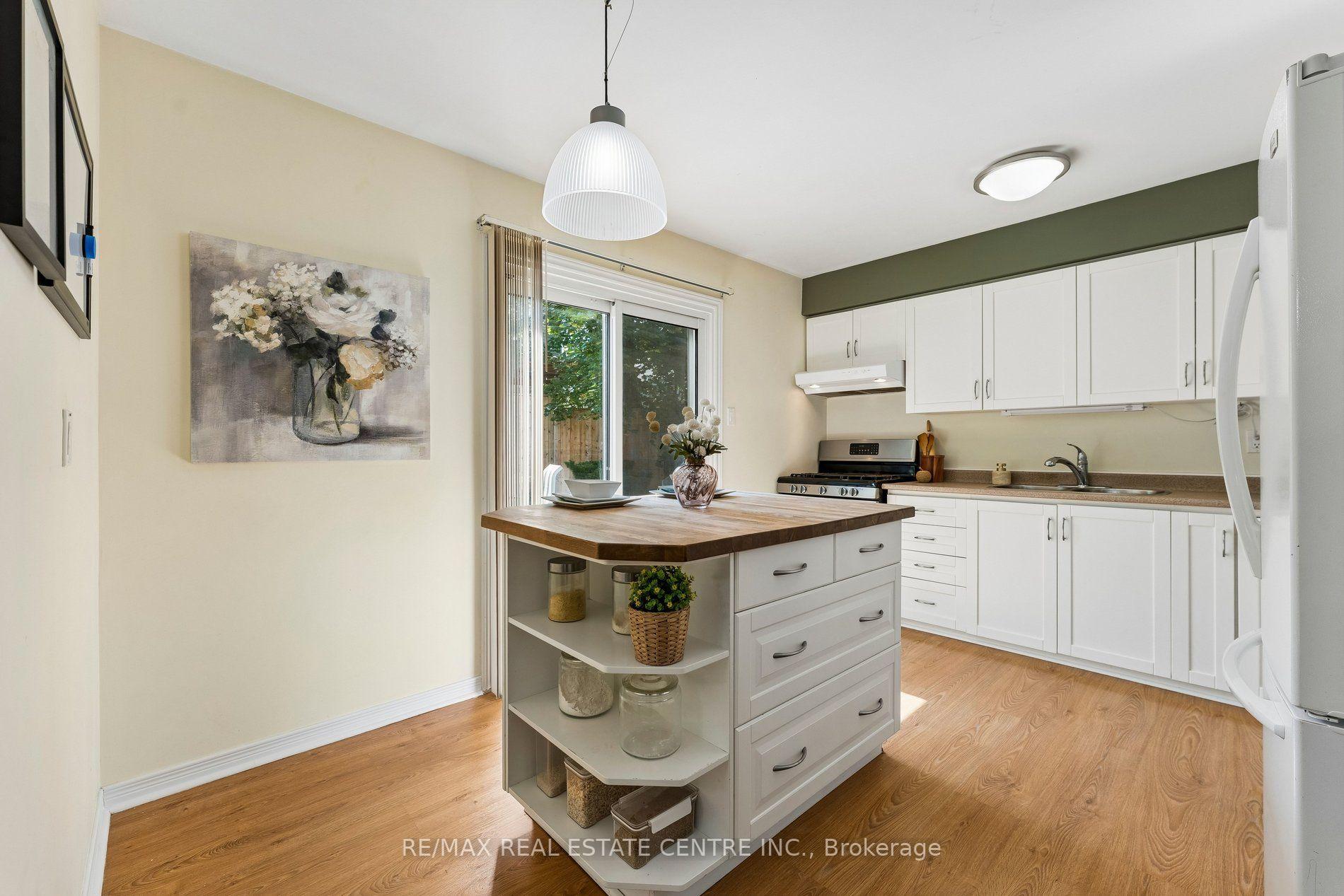 Photo 13 of 29 Blueridge Square, Brampton, Heart Lake West — HOMEH