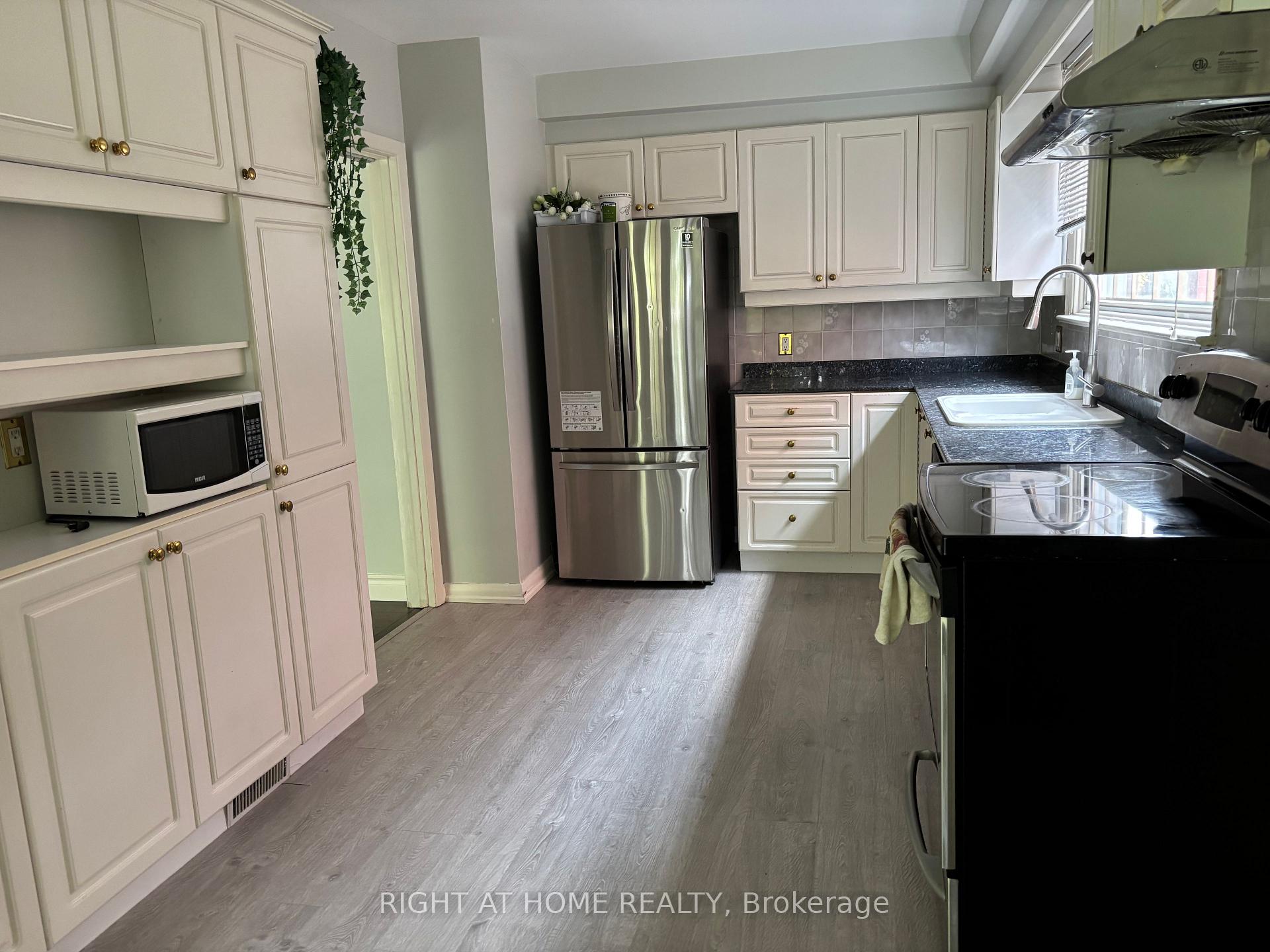 Photo 5 of 220 Newton Drive, North York, Newtonbrook East — HOMEH