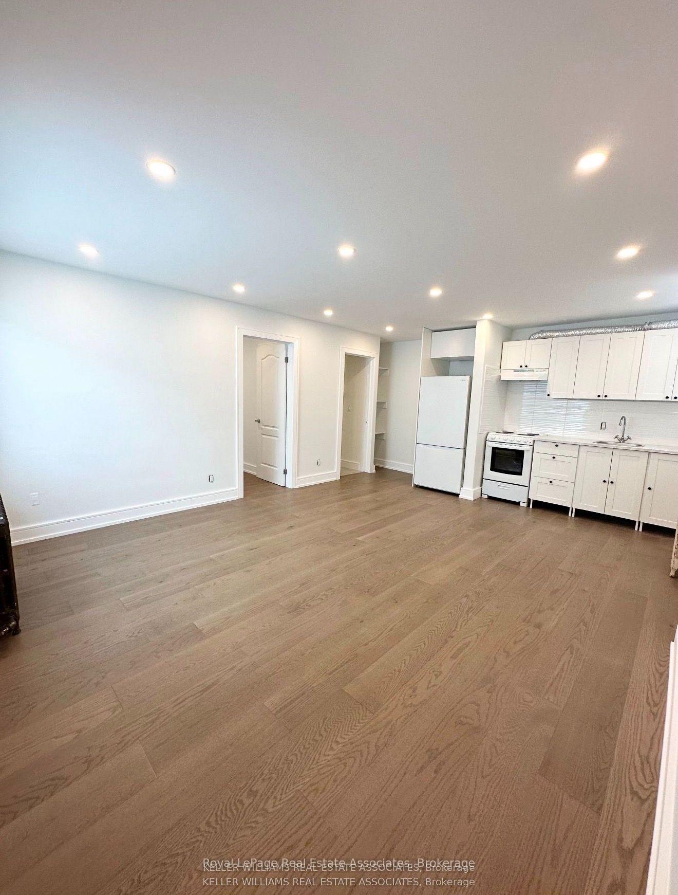 Photo 1 of Unit 4, 237 Lakeshore Road E, Mississauga, Port Credit — HOMEH