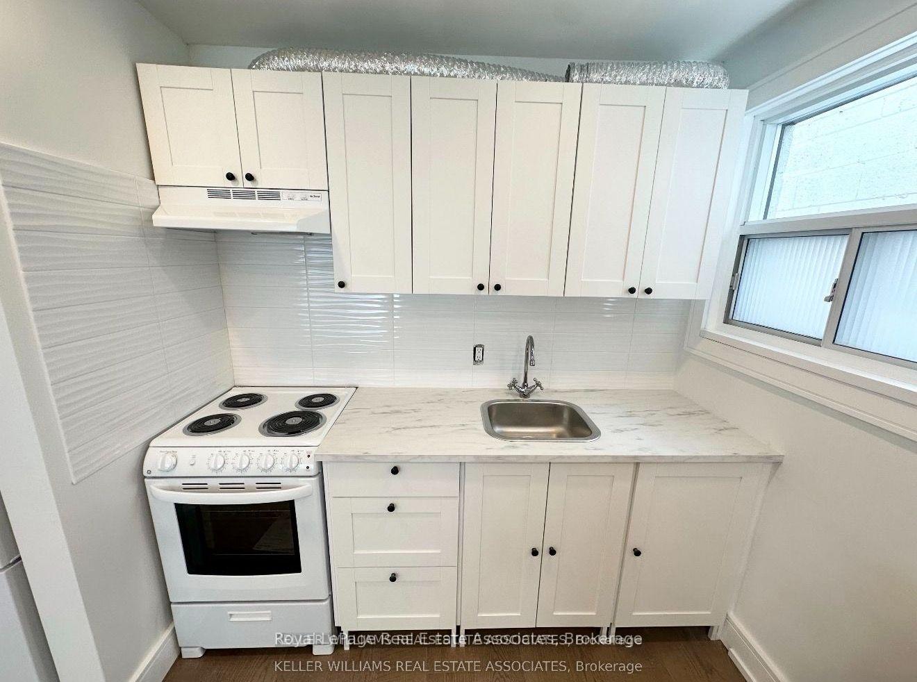 Photo 2 of Unit 4, 237 Lakeshore Road E, Mississauga, Port Credit — HOMEH