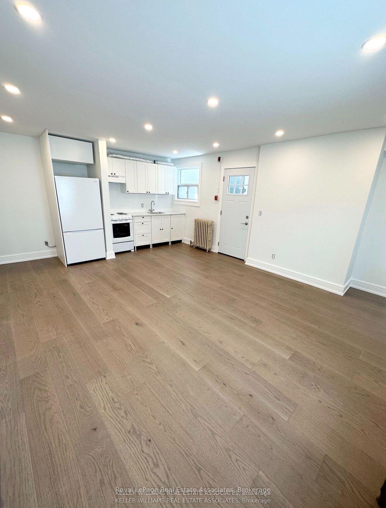 Photo 5 of Unit 4, 237 Lakeshore Road E, Mississauga, Port Credit — HOMEH