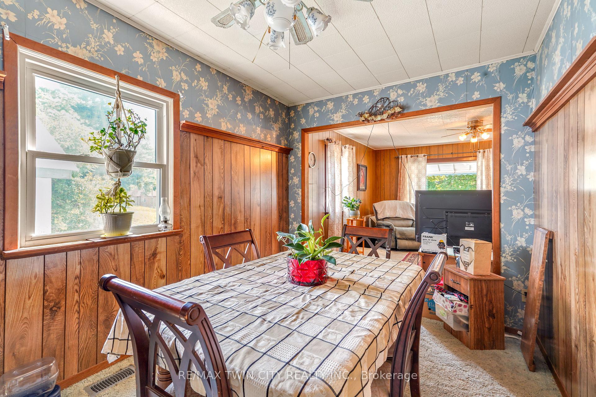 Photo 10 of 45 Wellington Street, Brant, Paris — HOMEH