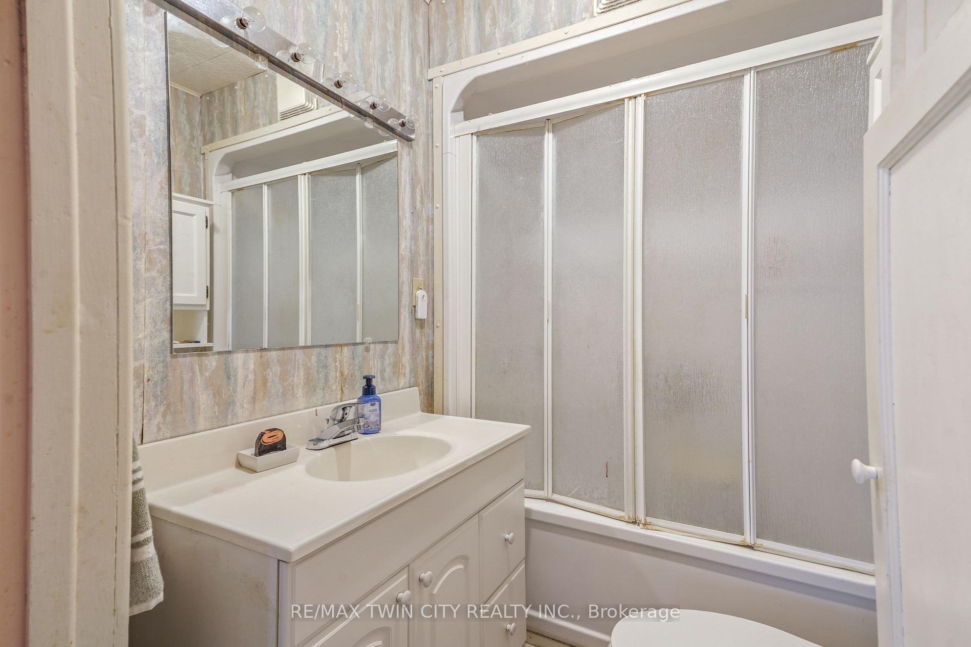 Photo 16 of 45 Wellington Street, Brant, Paris — HOMEH