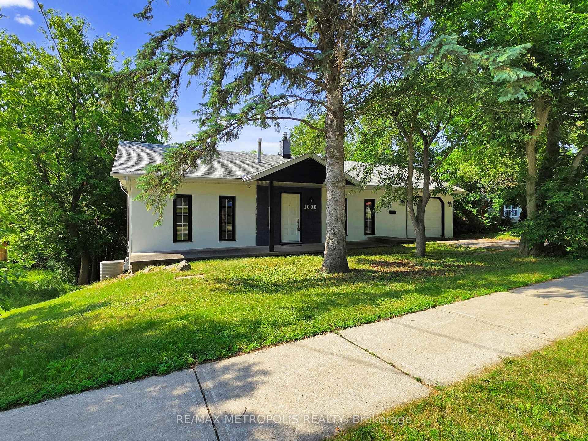 Photo 2 of 1000 Elgin Street, Newmarket, Huron Heights-Leslie Valley — HOMEH