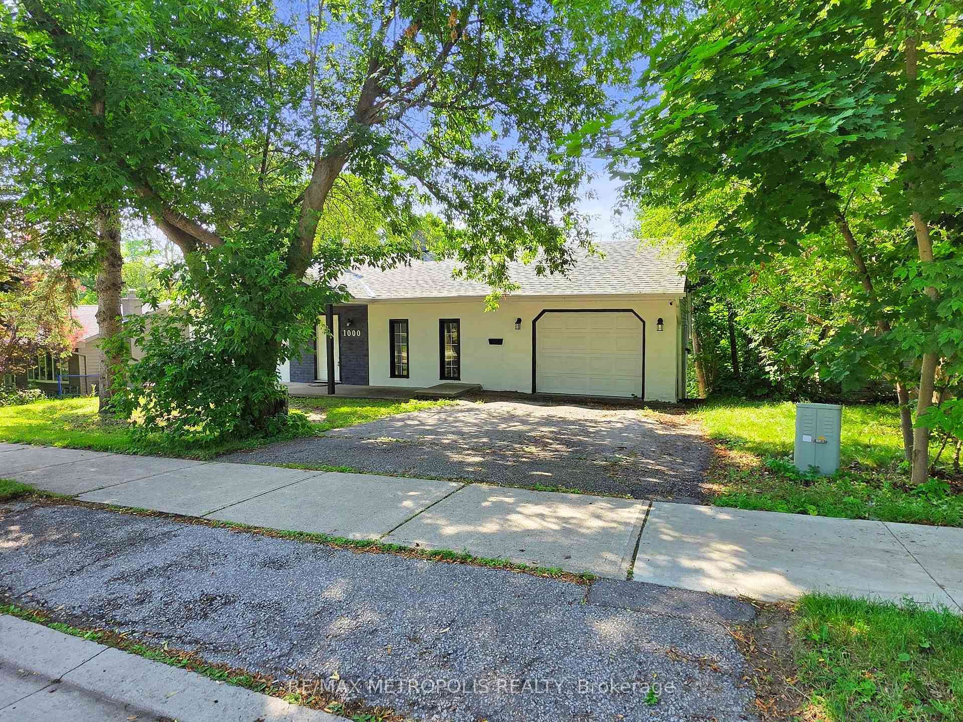 Photo 3 of 1000 Elgin Street, Newmarket, Huron Heights-Leslie Valley — HOMEH