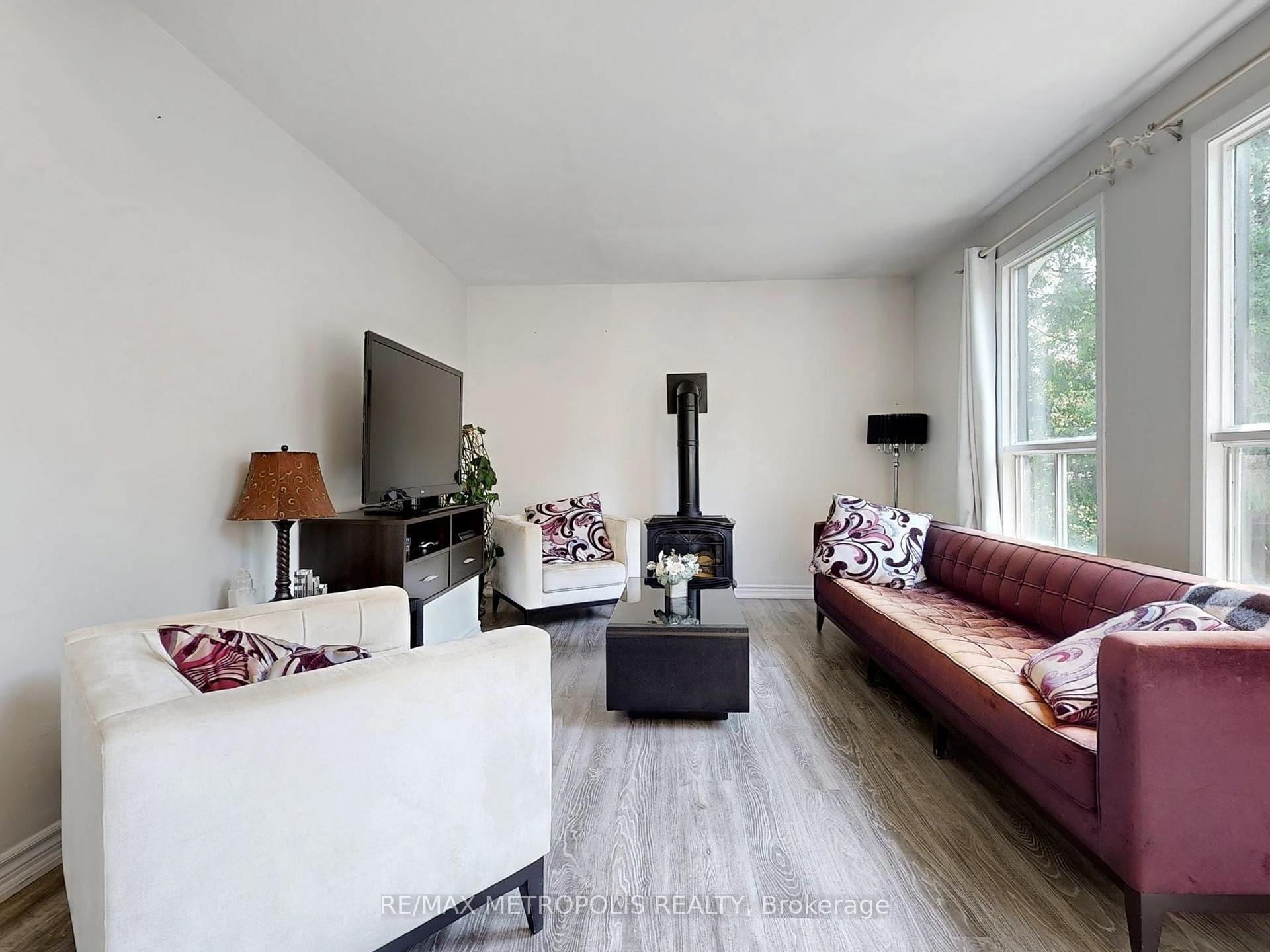 Photo 6 of 1000 Elgin Street, Newmarket, Huron Heights-Leslie Valley — HOMEH