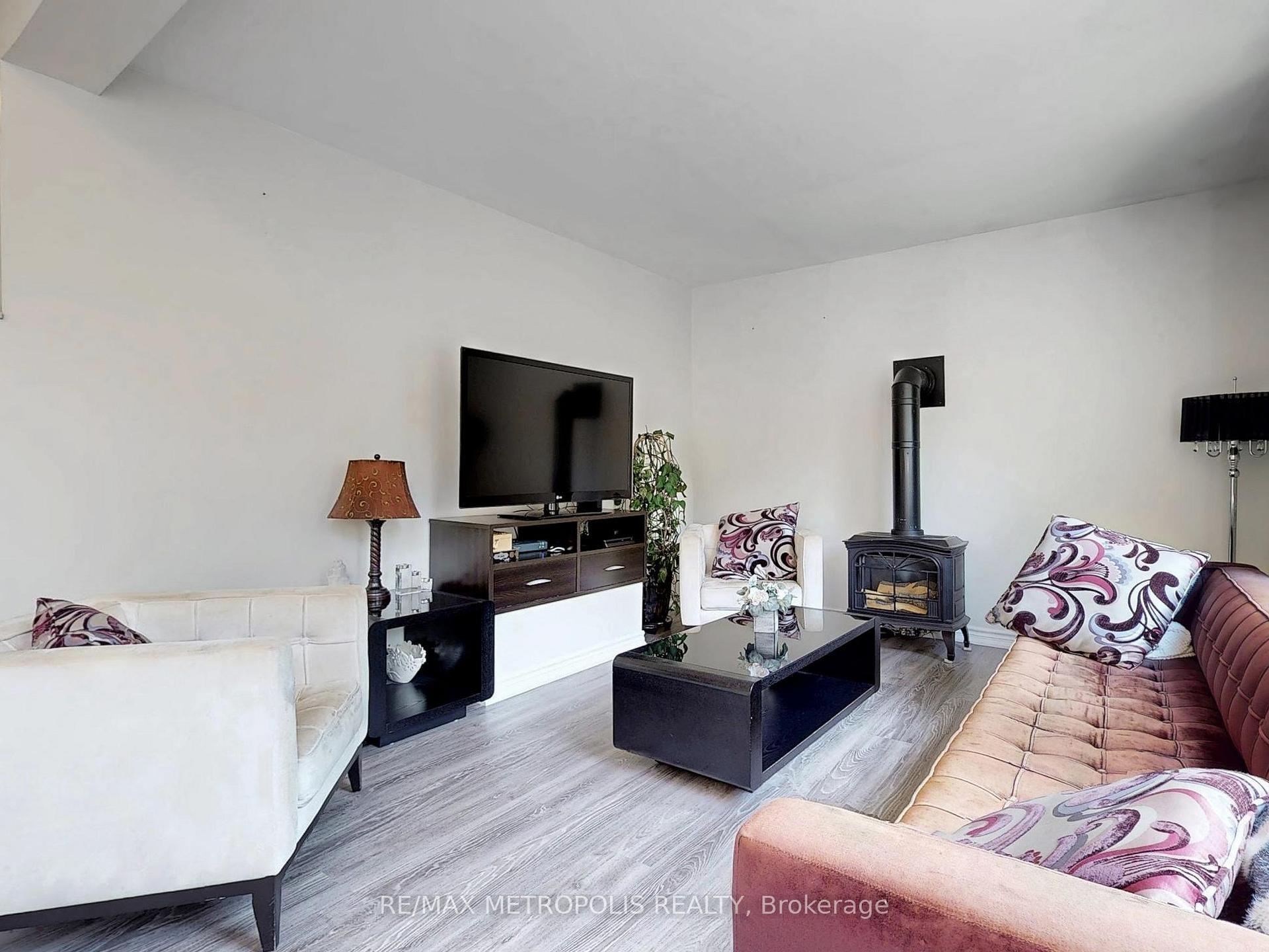 Photo 7 of 1000 Elgin Street, Newmarket, Huron Heights-Leslie Valley — HOMEH