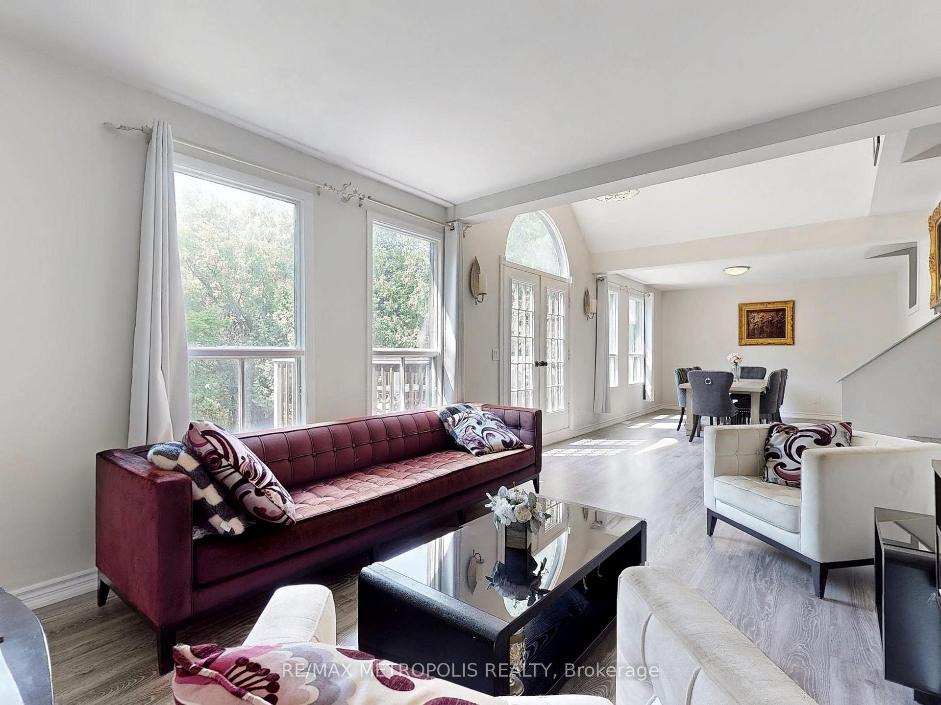Photo 8 of 1000 Elgin Street, Newmarket, Huron Heights-Leslie Valley — HOMEH