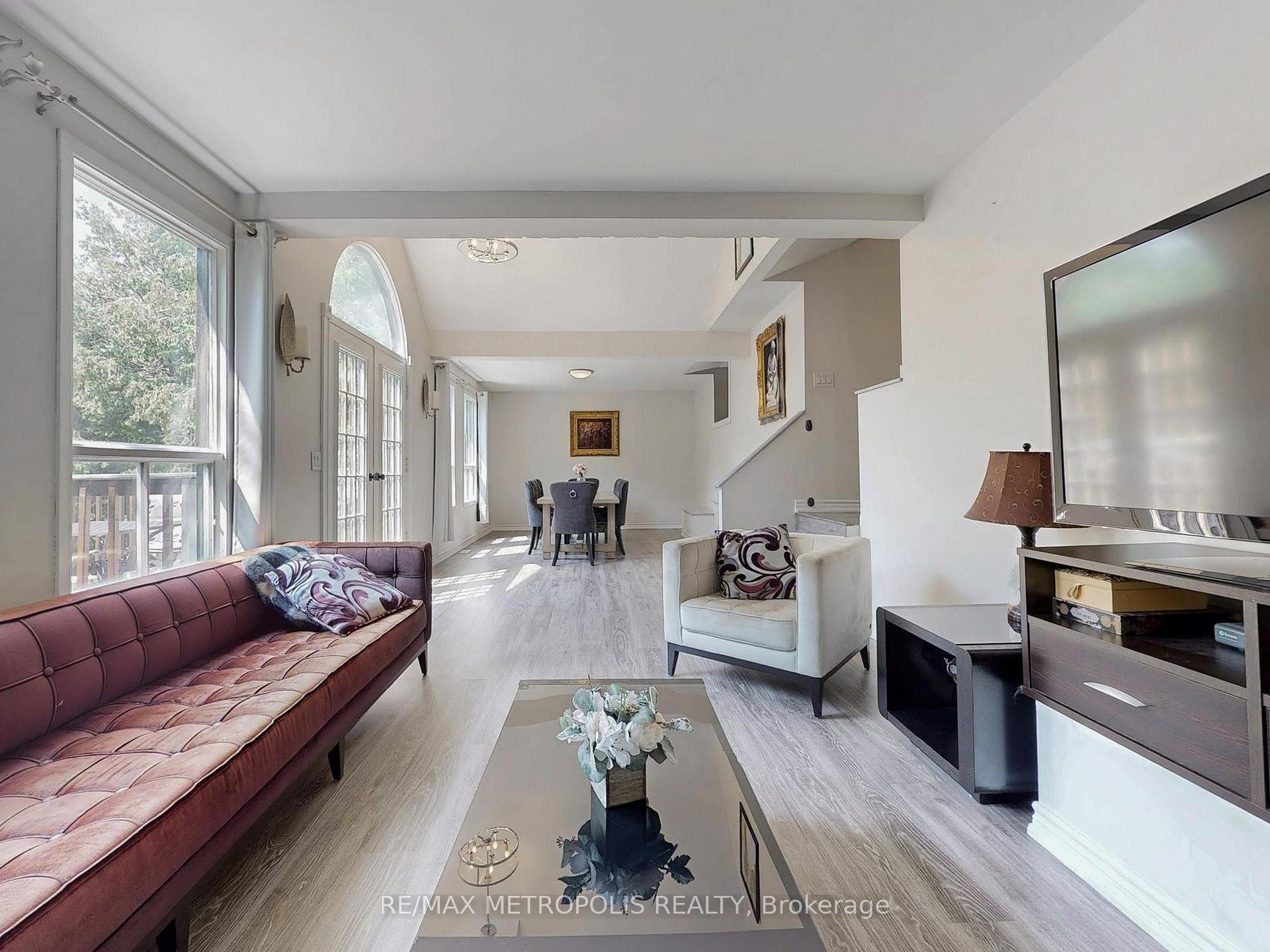 Photo 9 of 1000 Elgin Street, Newmarket, Huron Heights-Leslie Valley — HOMEH