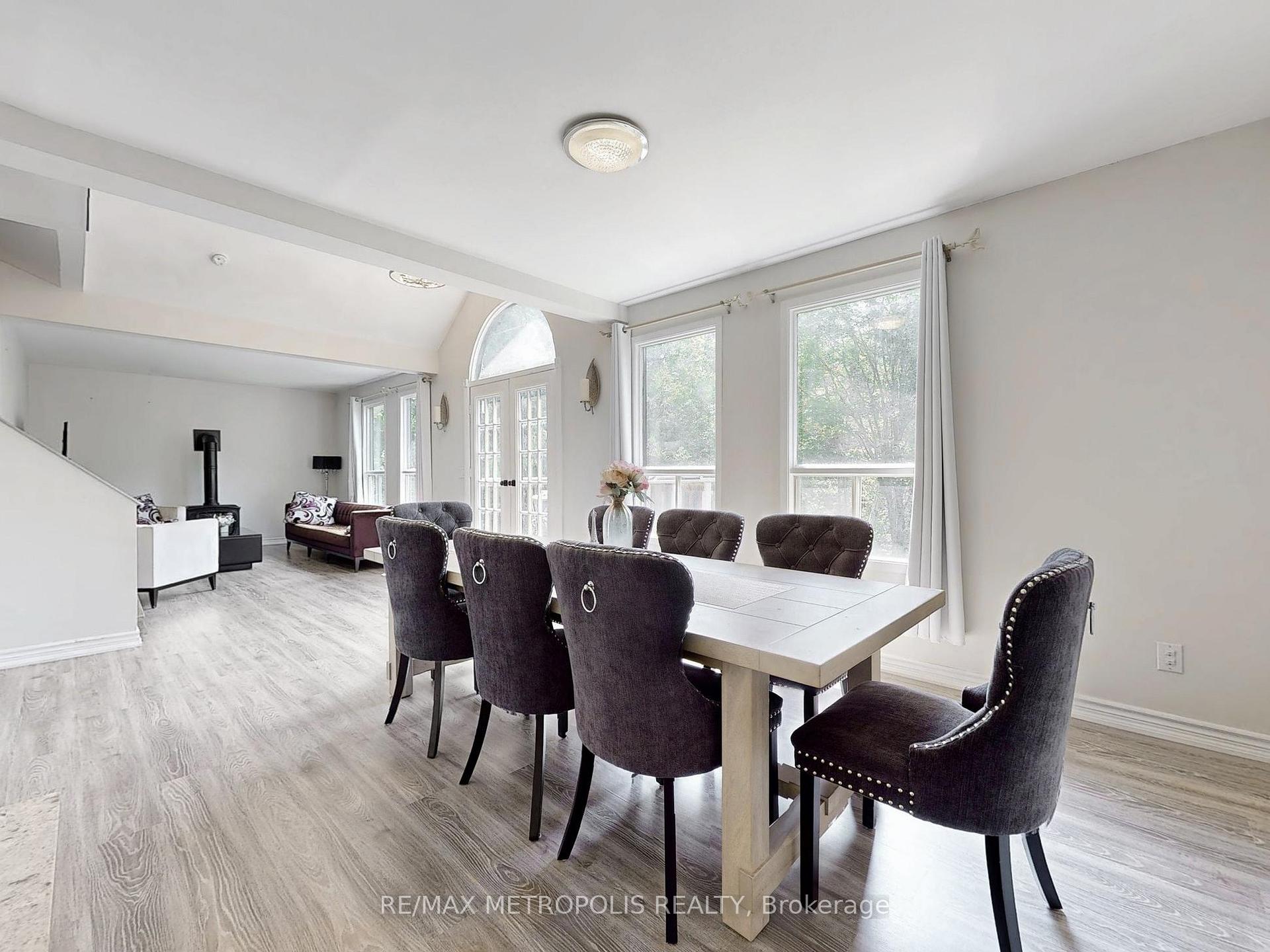 Photo 14 of 1000 Elgin Street, Newmarket, Huron Heights-Leslie Valley — HOMEH