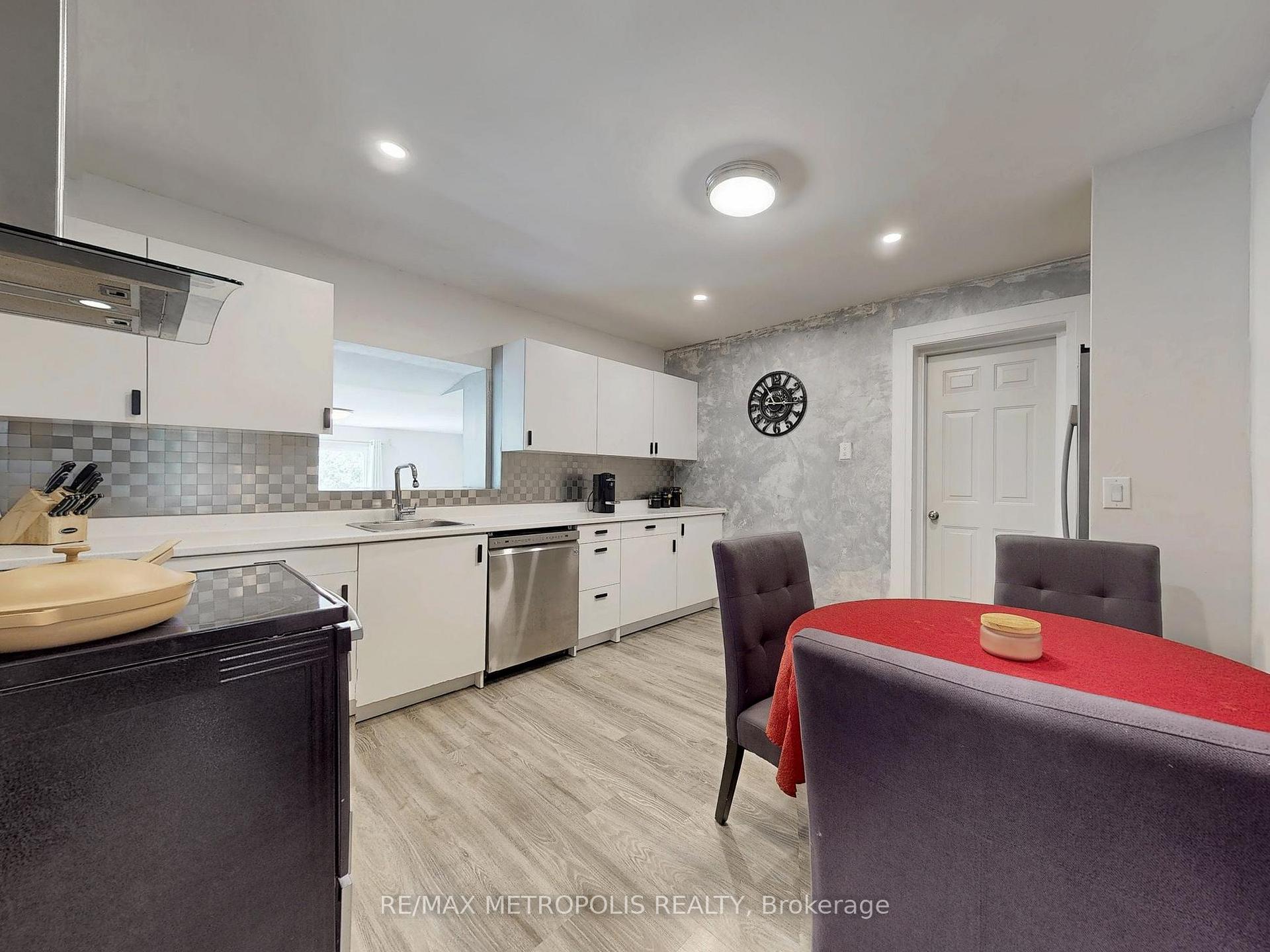 Photo 15 of 1000 Elgin Street, Newmarket, Huron Heights-Leslie Valley — HOMEH