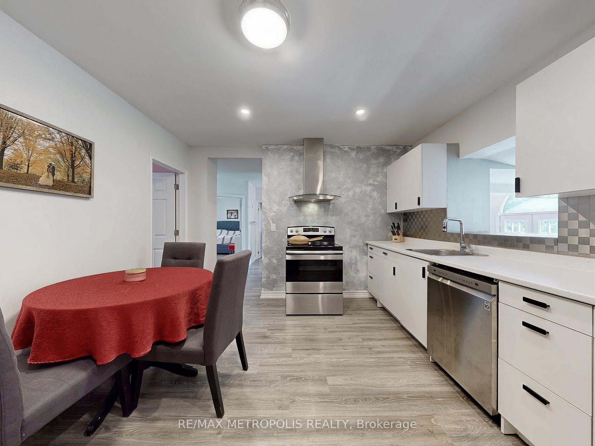 Photo 16 of 1000 Elgin Street, Newmarket, Huron Heights-Leslie Valley — HOMEH