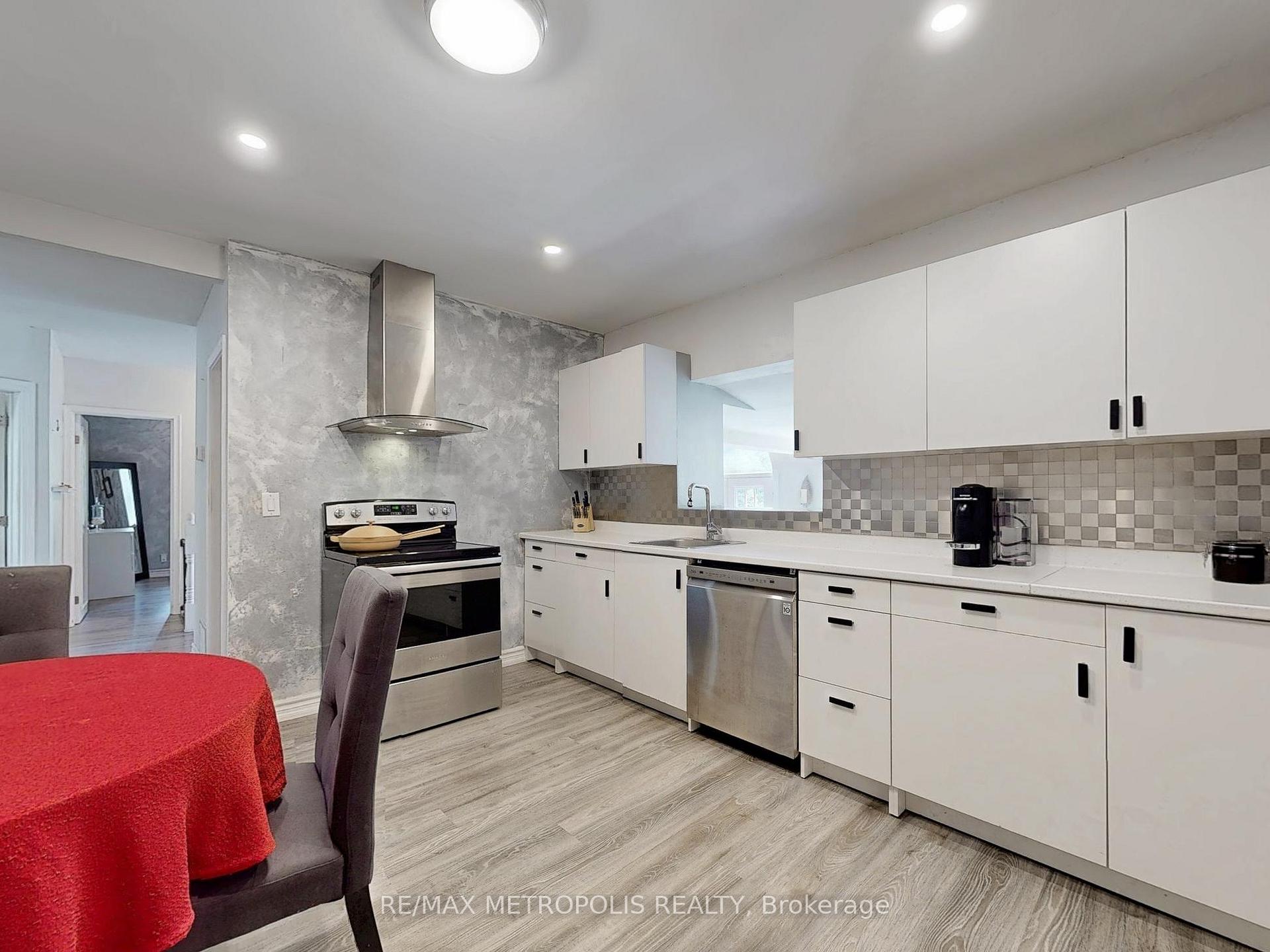 Photo 17 of 1000 Elgin Street, Newmarket, Huron Heights-Leslie Valley — HOMEH