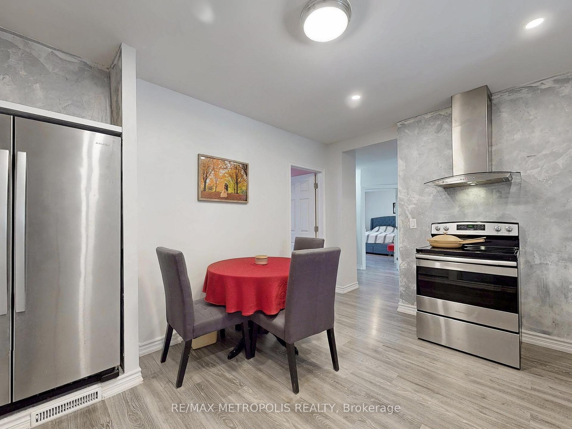 Photo 18 of 1000 Elgin Street, Newmarket, Huron Heights-Leslie Valley — HOMEH