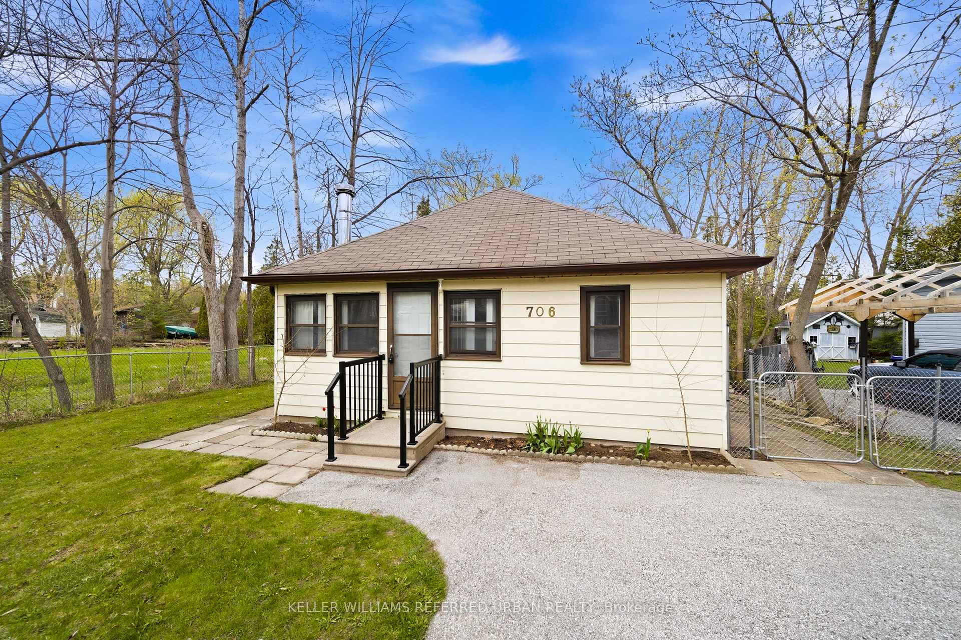 Photo 3 of 706 Chestnut Street, Innisfil, Rural Innisfil — HOMEH