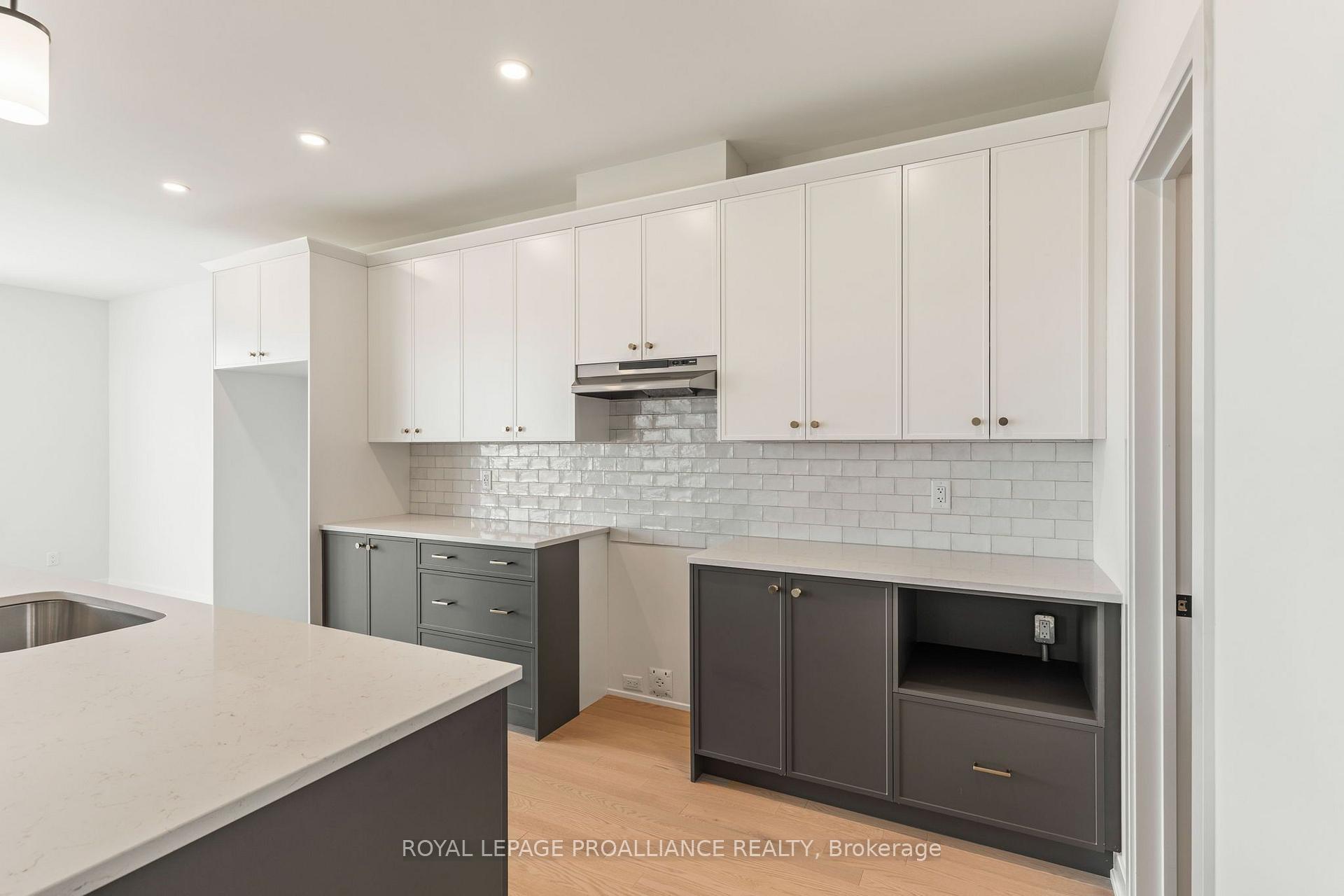 Photo 25 of 1043 Moore Street, Brockville, Brockville — HOMEH