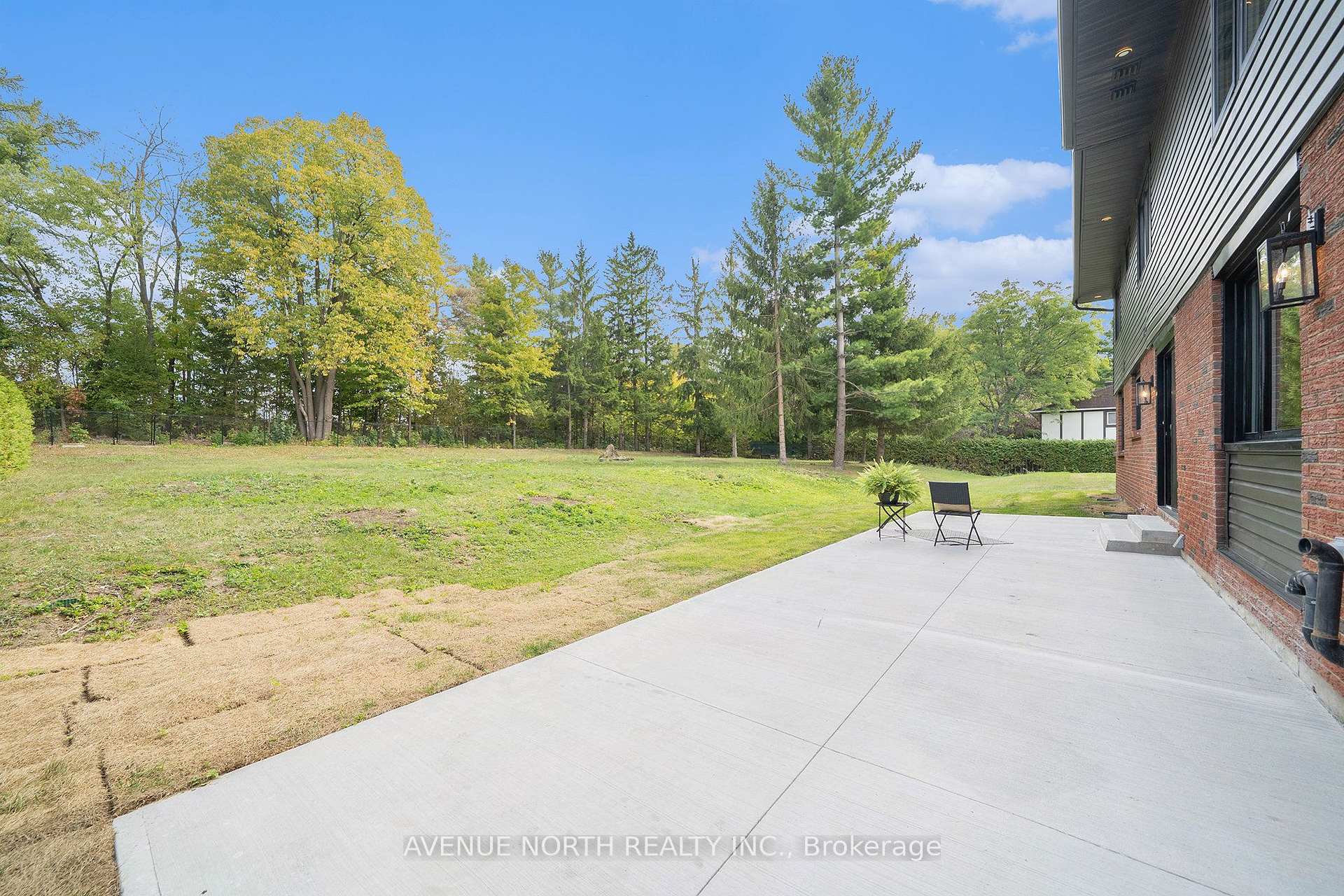 Photo 13 of 19 newland Drive E, Ottawa, Barrhaven - Hearts Desire — HOMEH