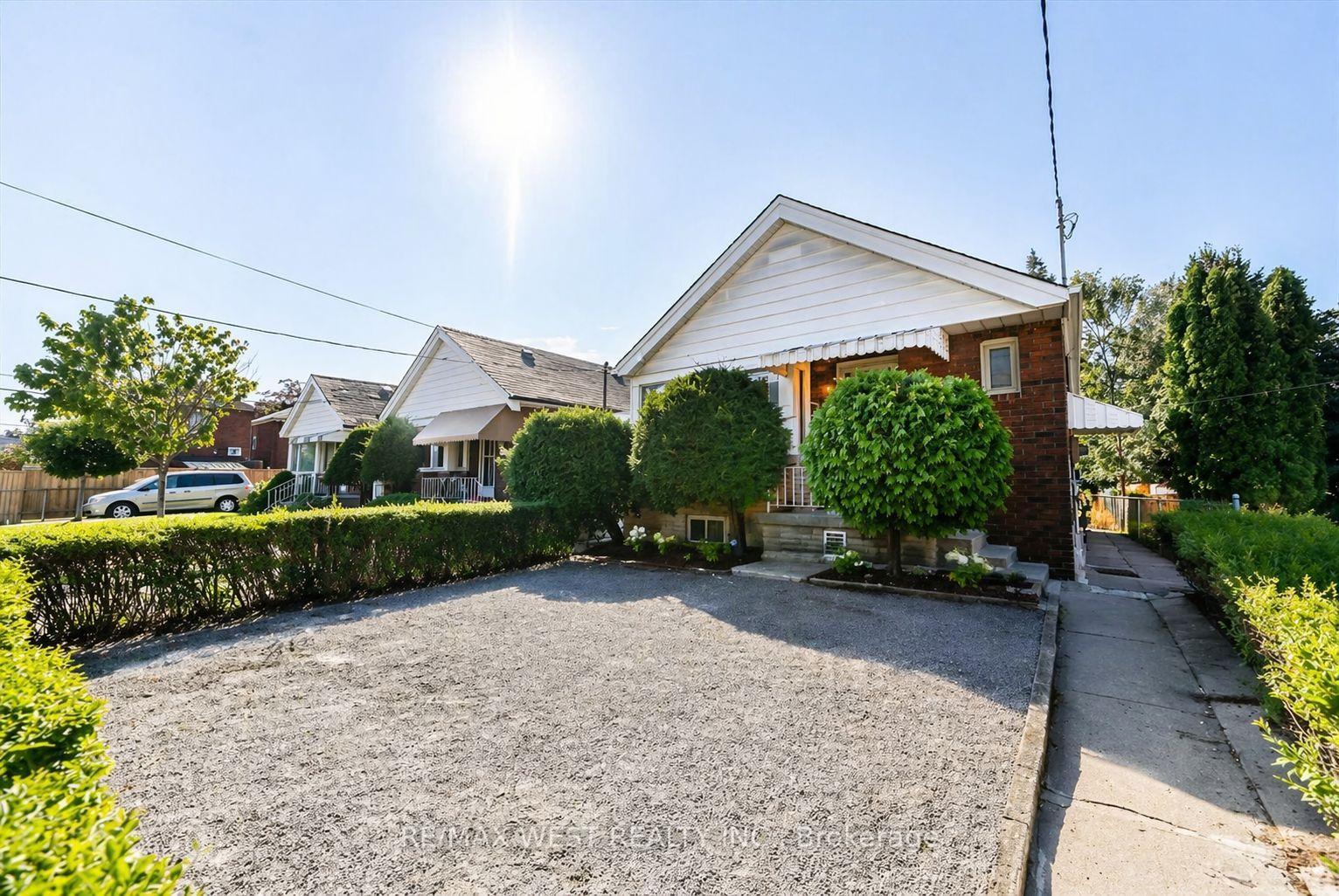 Photo 3 of 5 Dieppe Road S, Toronto, Danforth Village-East York — HOMEH
