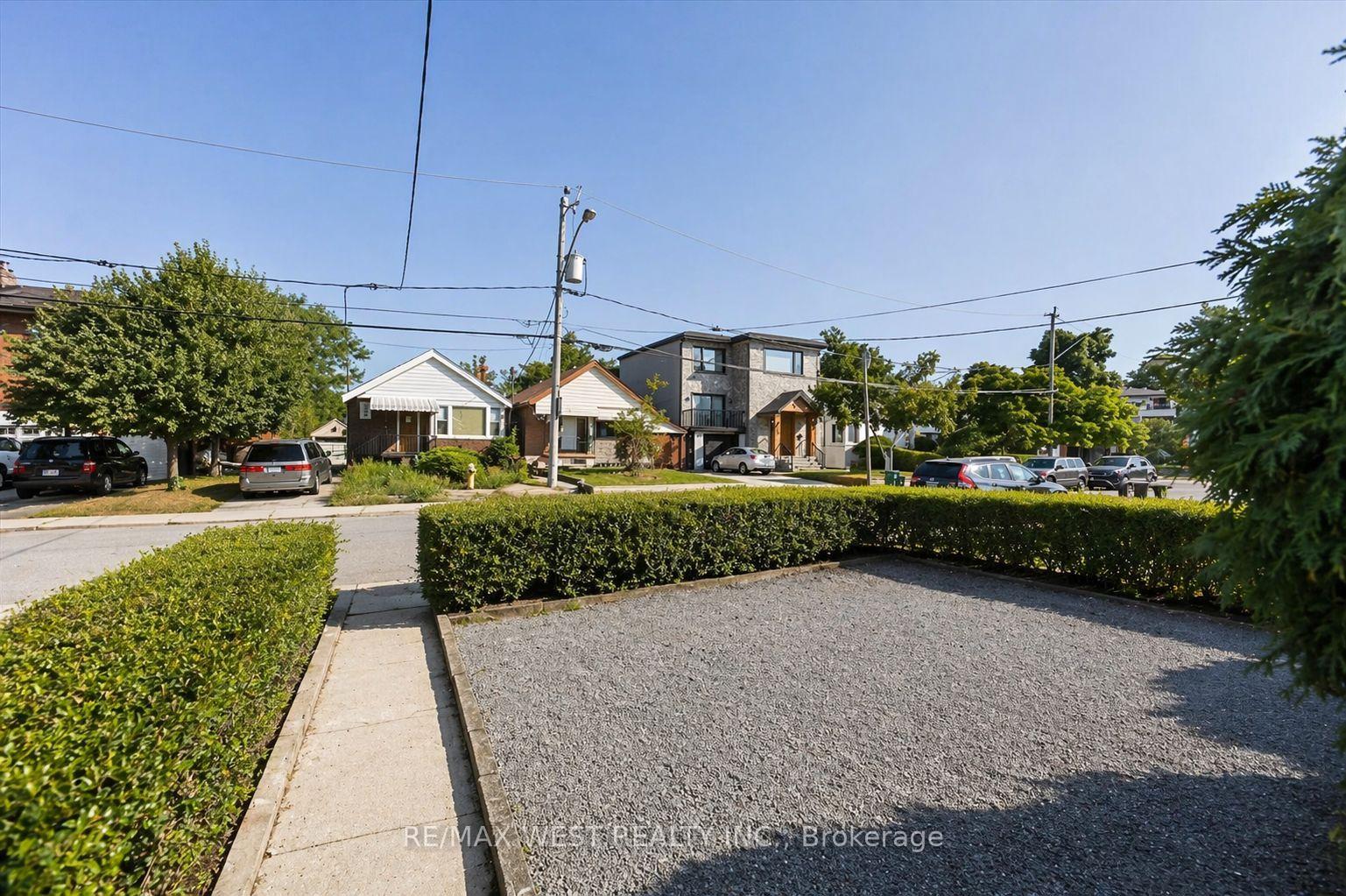 Photo 4 of 5 Dieppe Road S, Toronto, Danforth Village-East York — HOMEH