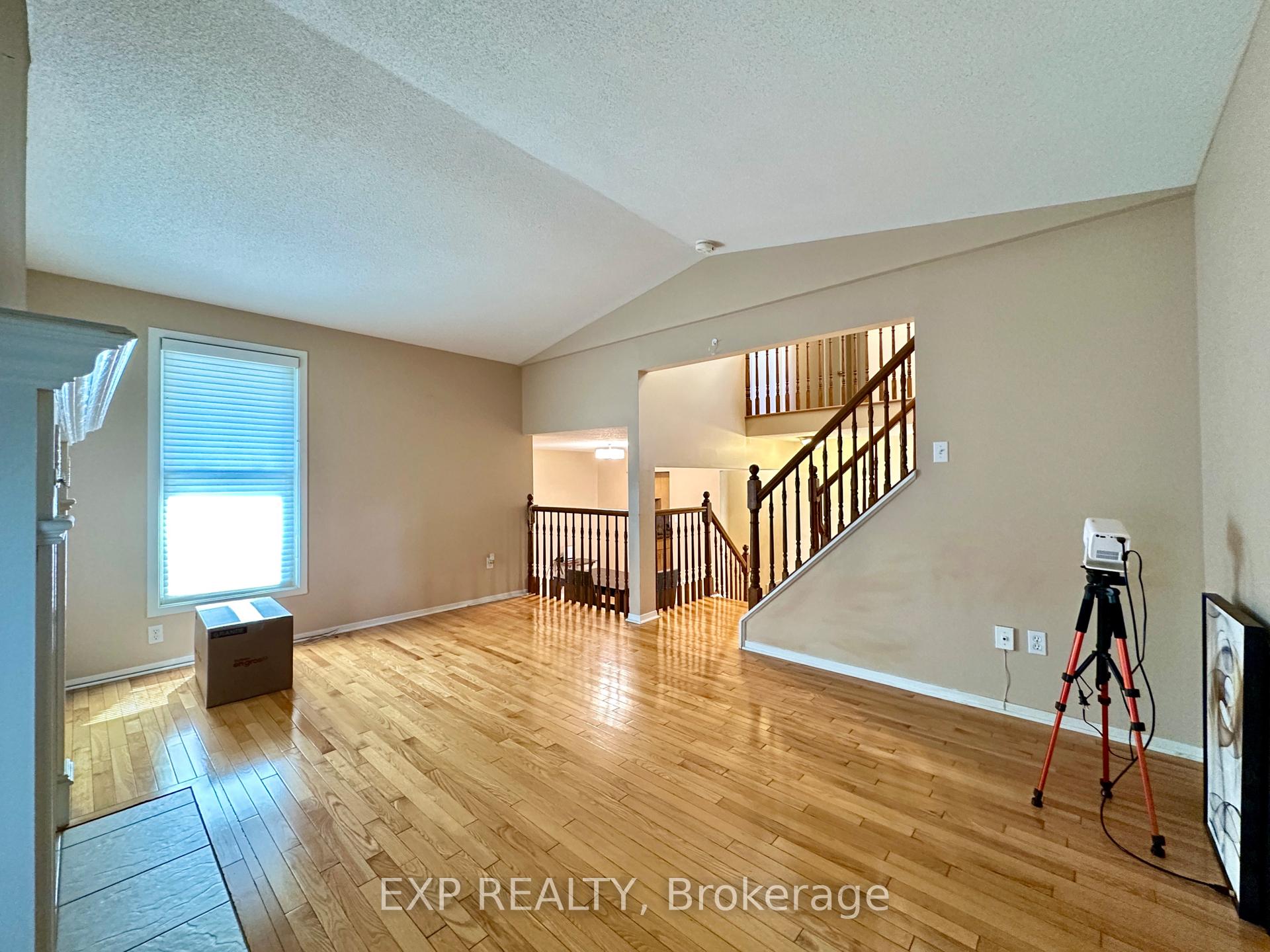 Photo 3 of 35 Barra Avenue, Ottawa, Kanata - Glencairn/Hazeldean — HOMEH