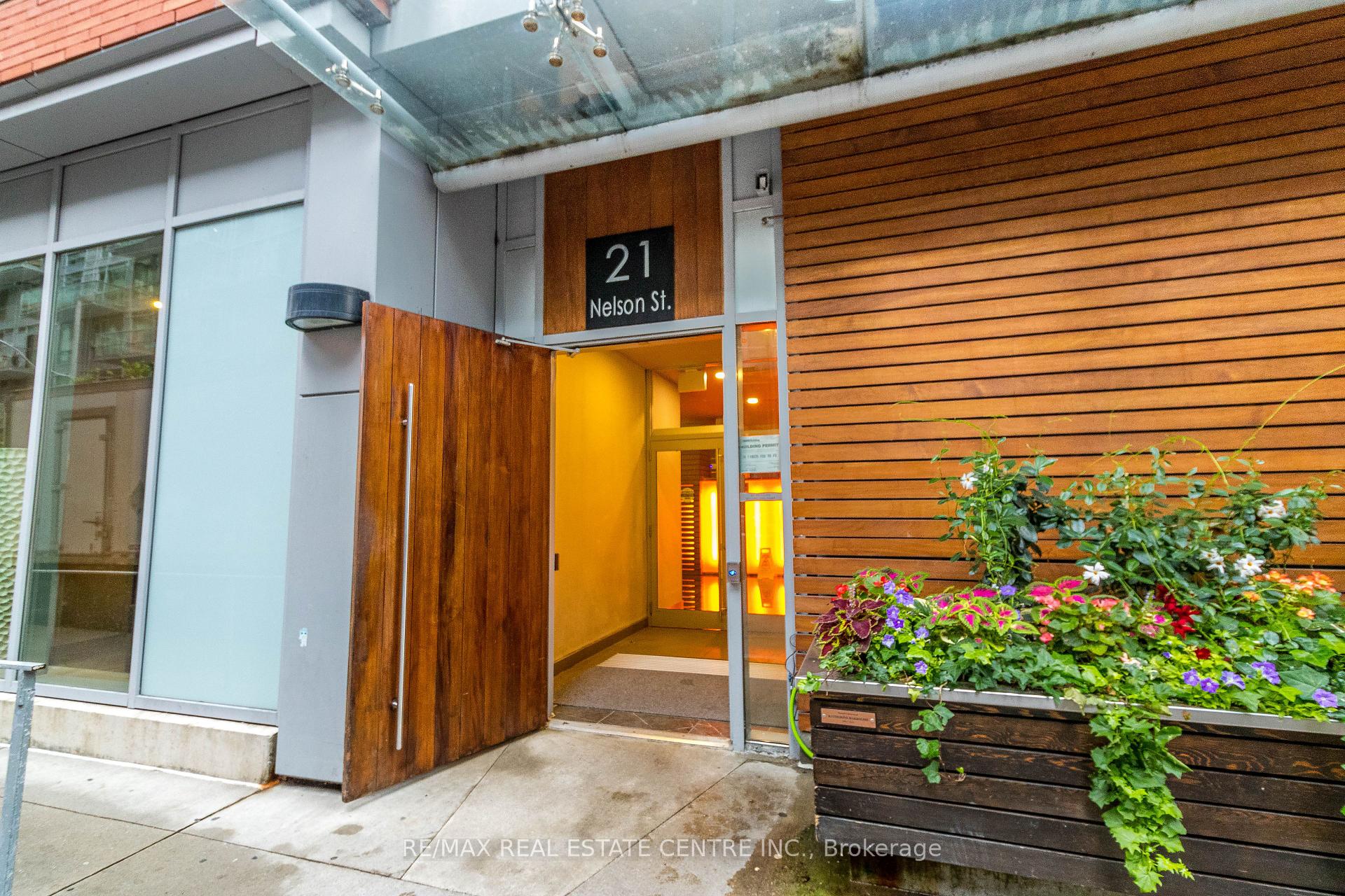 Photo 2 of 21 Nelson Street, Toronto, Waterfront Communities — HOMEH