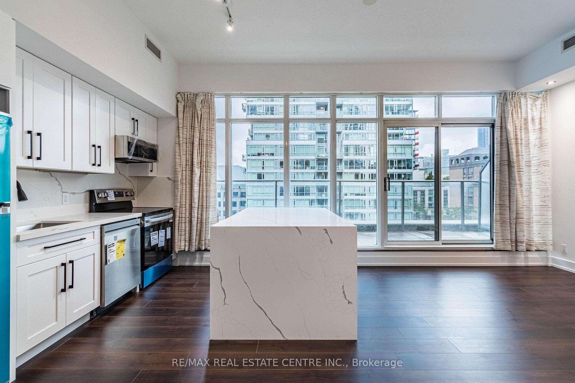 Photo 8 of 21 Nelson Street, Toronto, Waterfront Communities — HOMEH