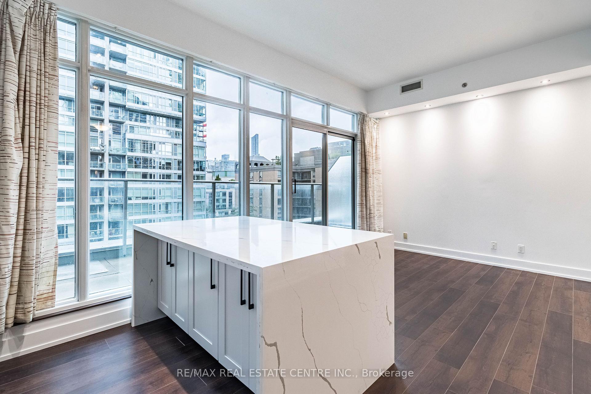 Photo 10 of 21 Nelson Street, Toronto, Waterfront Communities — HOMEH