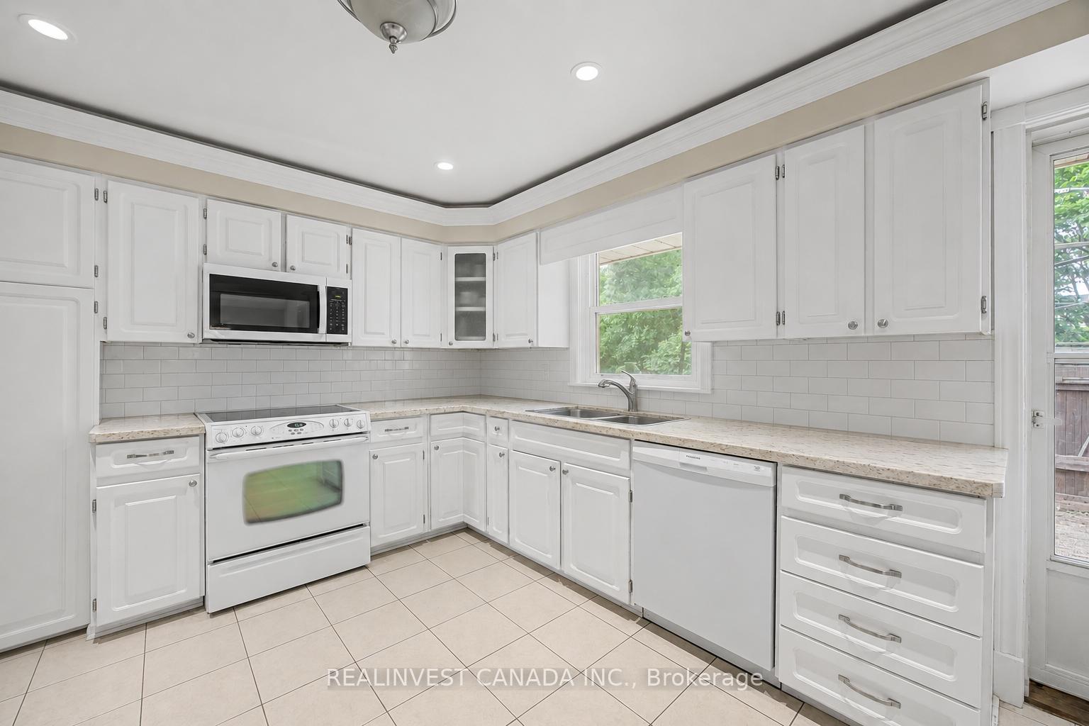 Photo 8 of 918 Pinecrest Road, Oshawa, Pinecrest — HOMEH