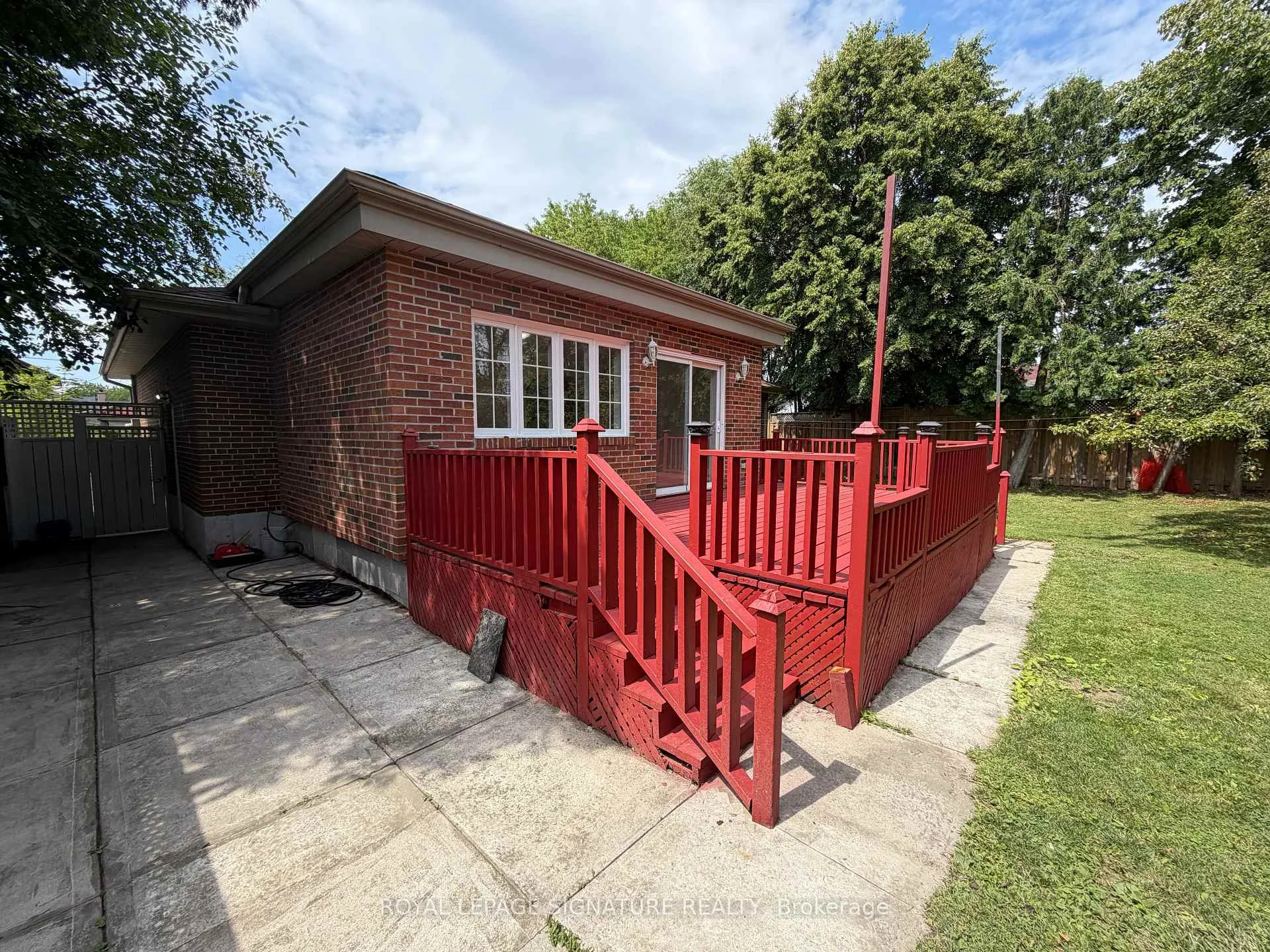Front of 834 Mississauga Valley Boulevard