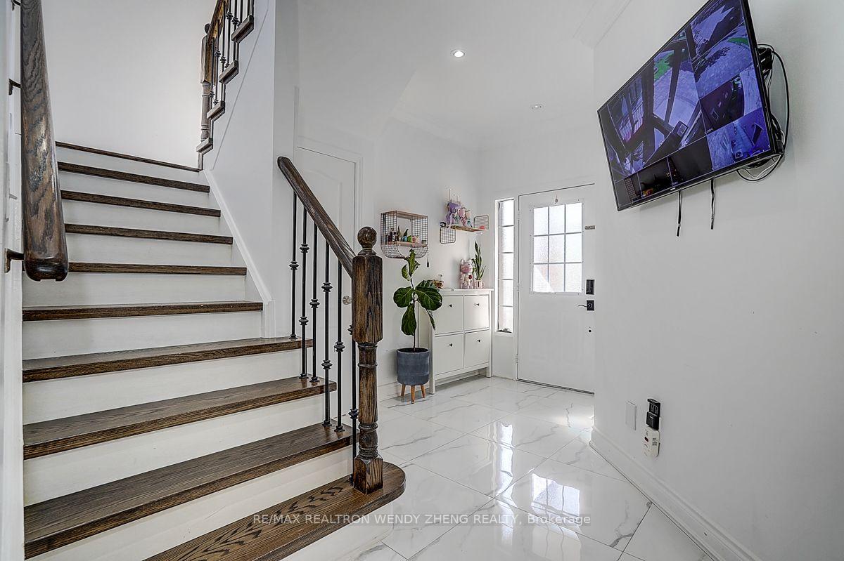 Photo 4 of Unit Main, 46 Clifton Court, Markham, Middlefield — HOMEH