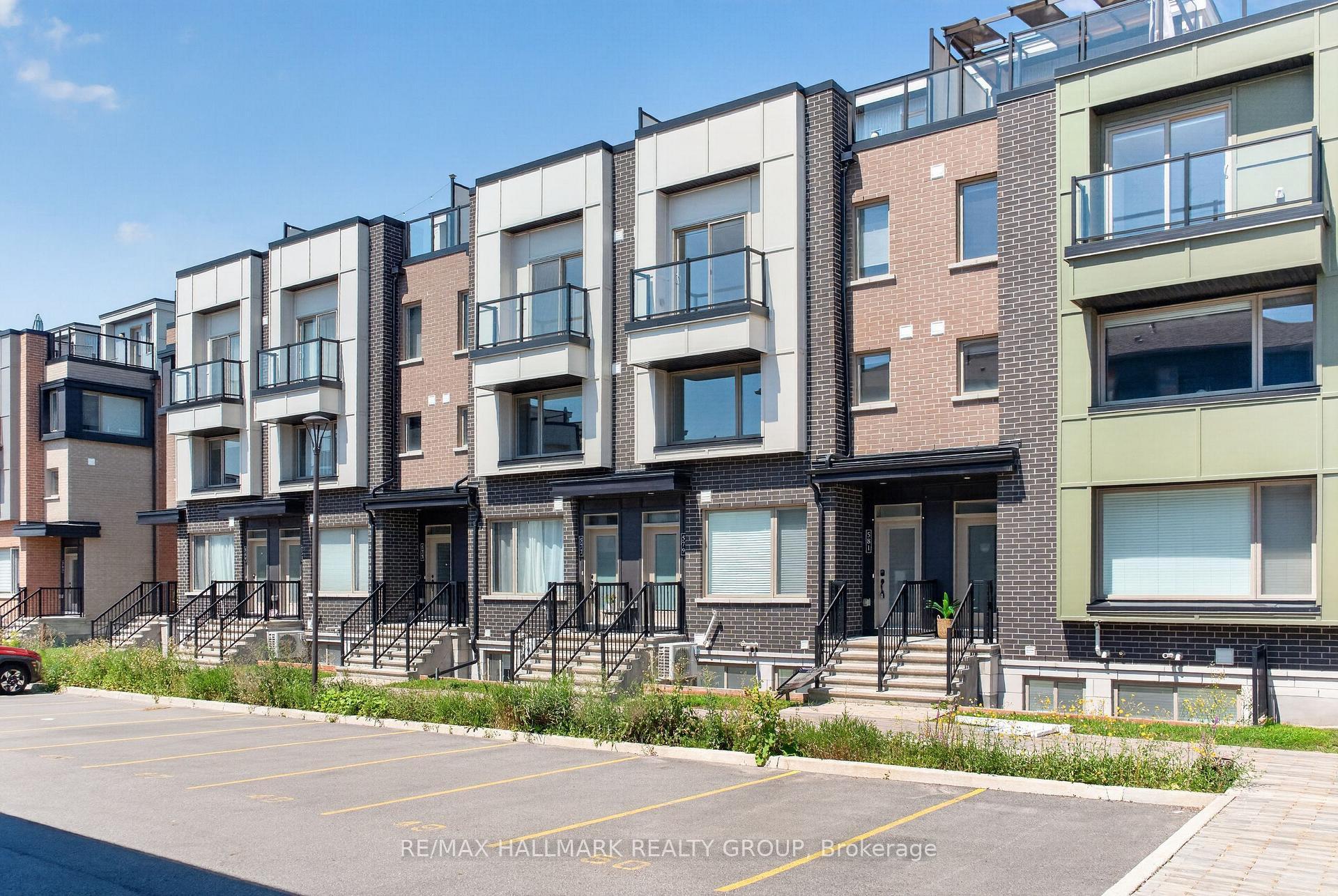 Photo 2 of 575 Takamose Private, Ottawa, CFB Rockcliffe and Area — HOMEH