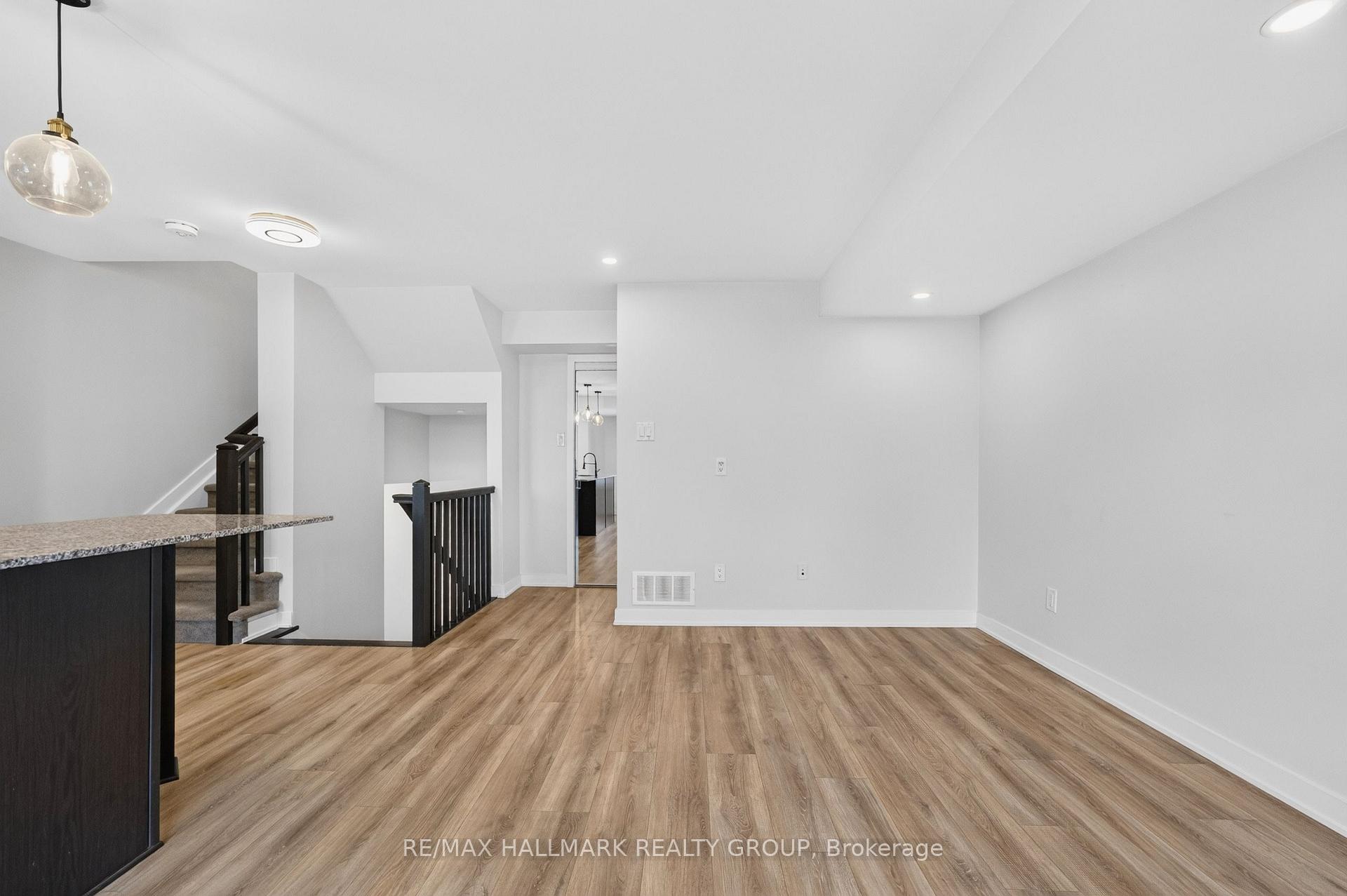 Photo 8 of 575 Takamose Private, Ottawa, CFB Rockcliffe and Area — HOMEH