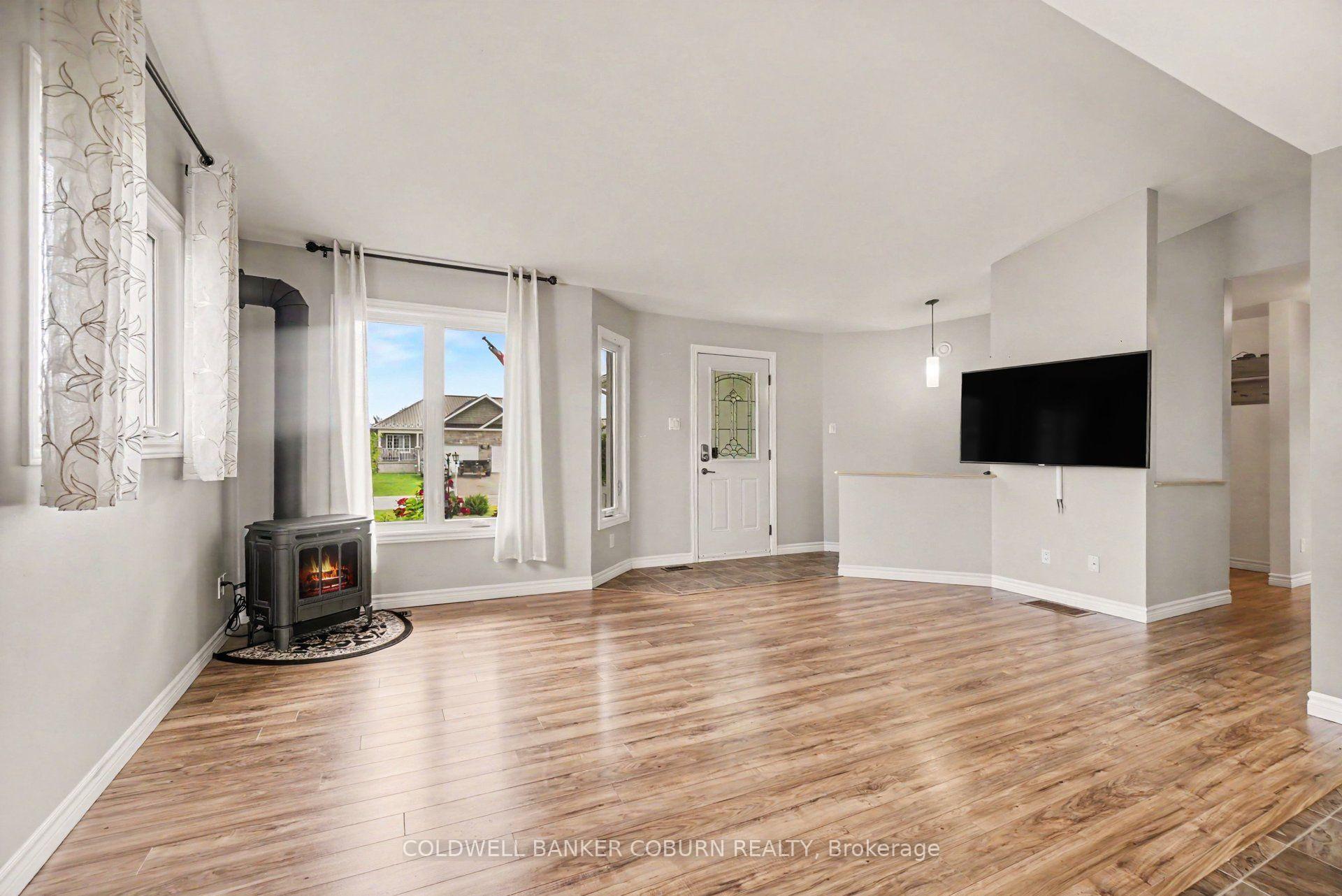 Photo 10 of 127 Elizabeth Drive, North Dundas, Chesterville — HOMEH