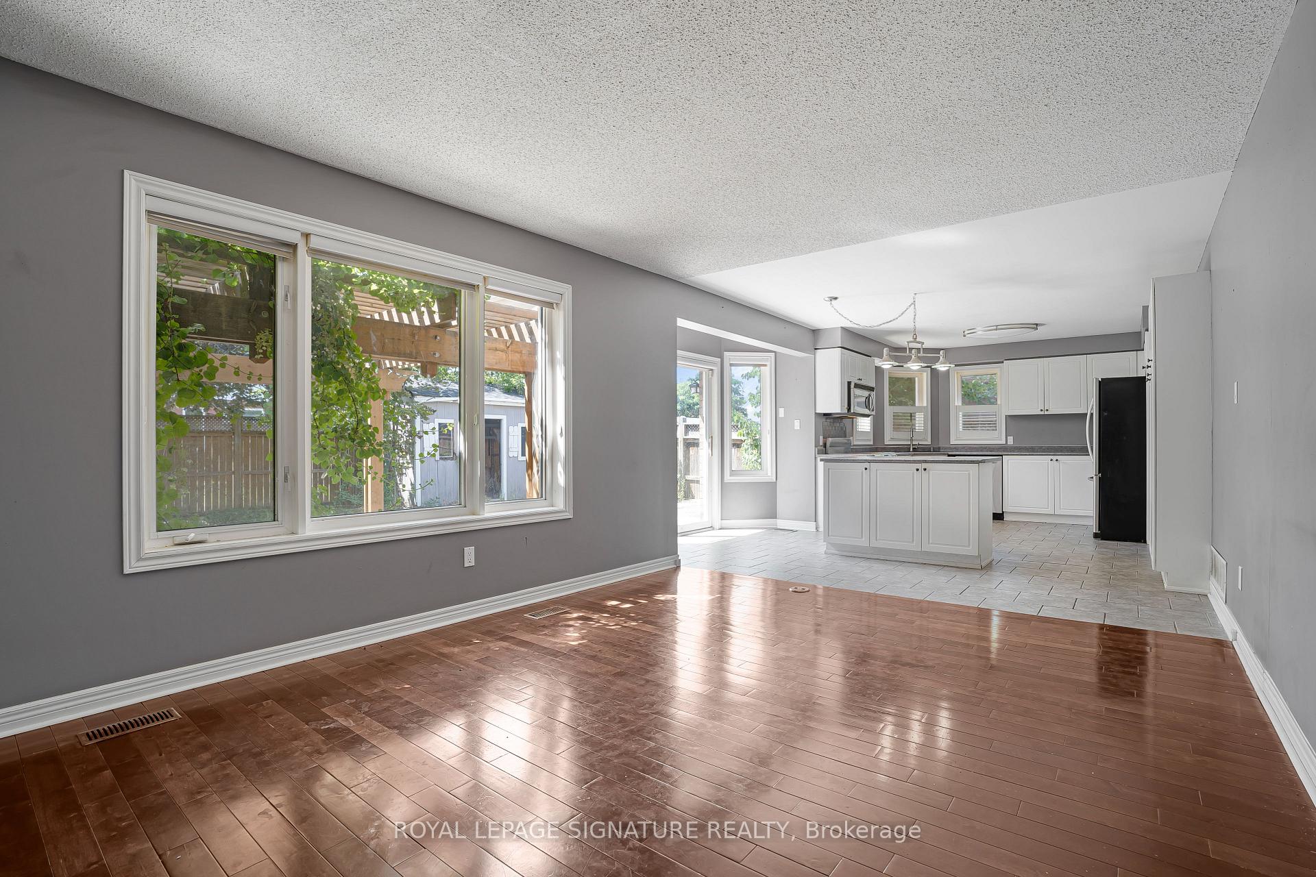 Photo 9 of 94 Niagara Drive, Oshawa, Samac — HOMEH