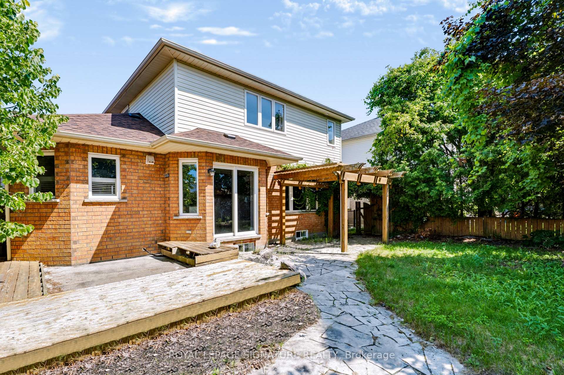 Photo 29 of 94 Niagara Drive, Oshawa, Samac — HOMEH