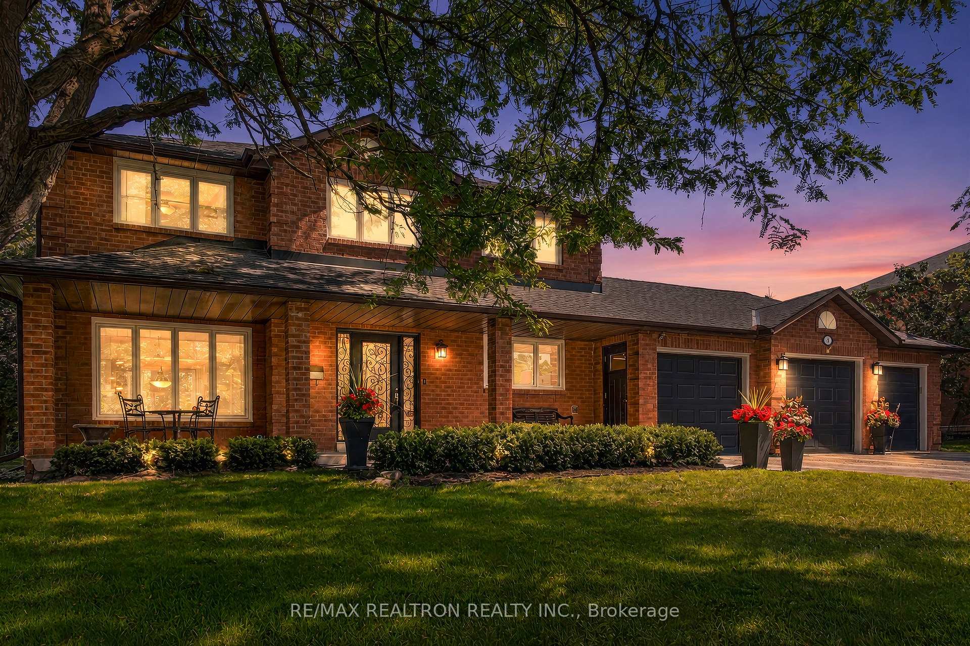 Photo 2 of 47 Maple Way, East Gwillimbury, Sharon — HOMEH