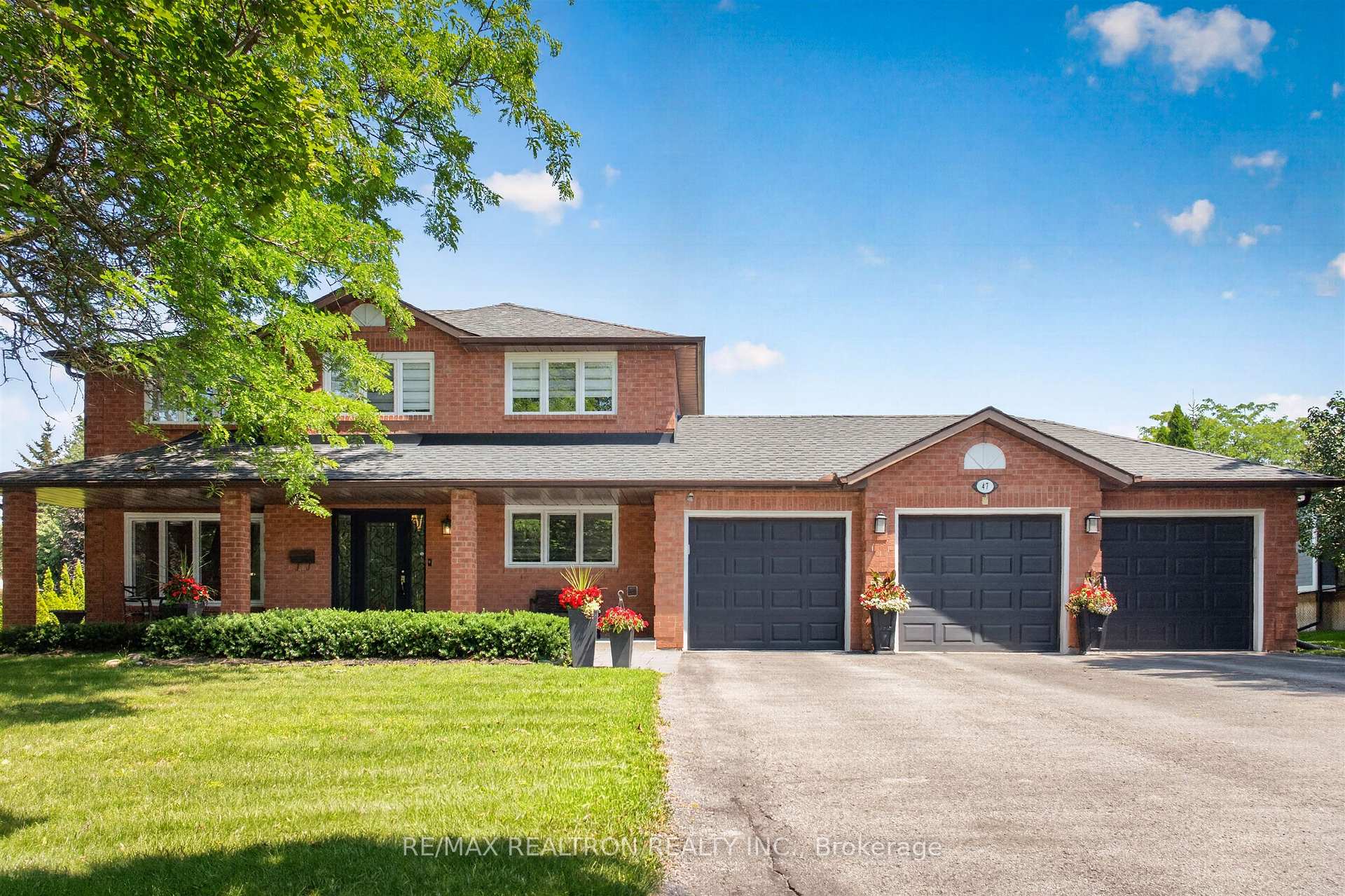 Photo 3 of 47 Maple Way, East Gwillimbury, Sharon — HOMEH
