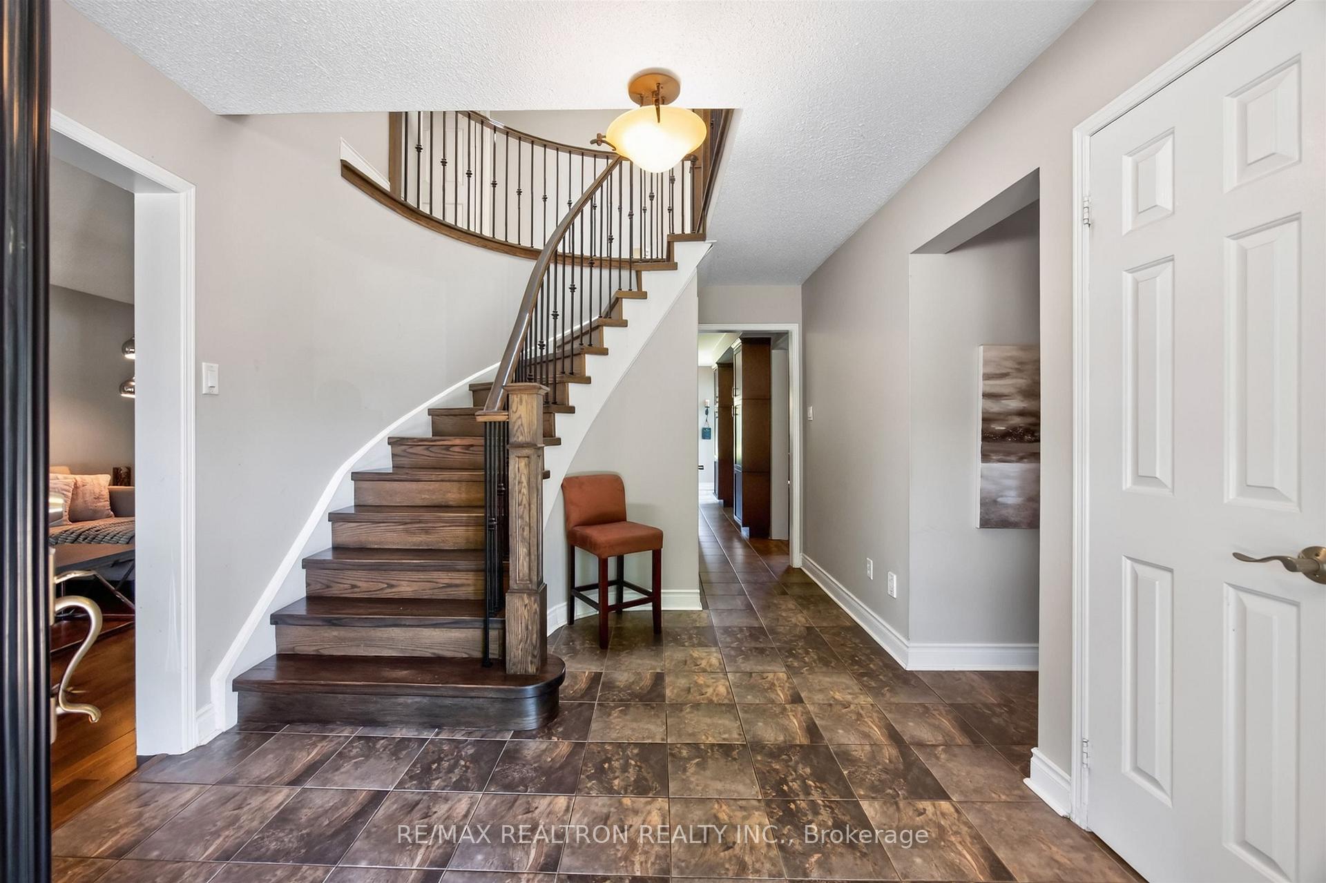 Photo 6 of 47 Maple Way, East Gwillimbury, Sharon — HOMEH