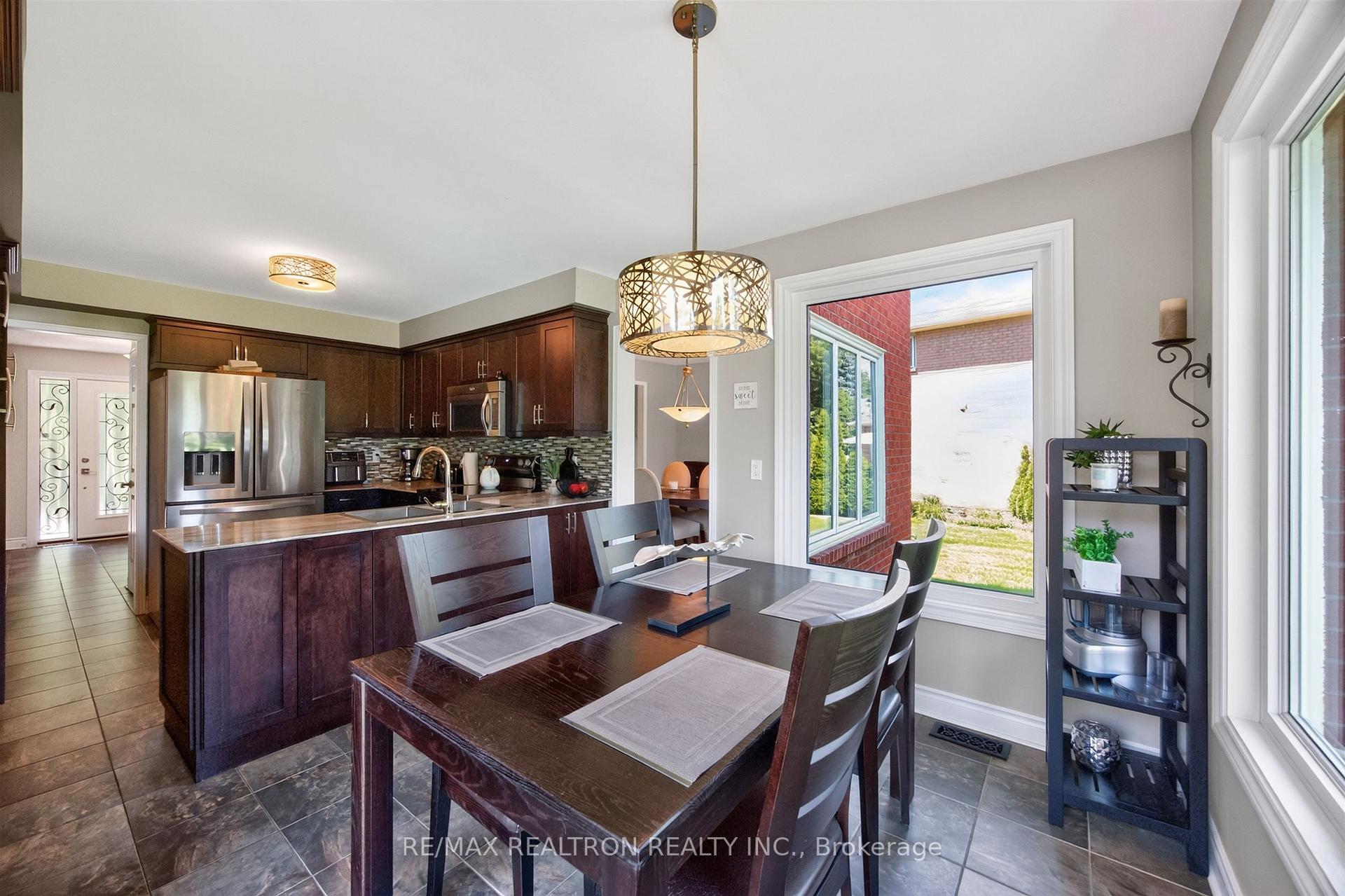 Photo 14 of 47 Maple Way, East Gwillimbury, Sharon — HOMEH