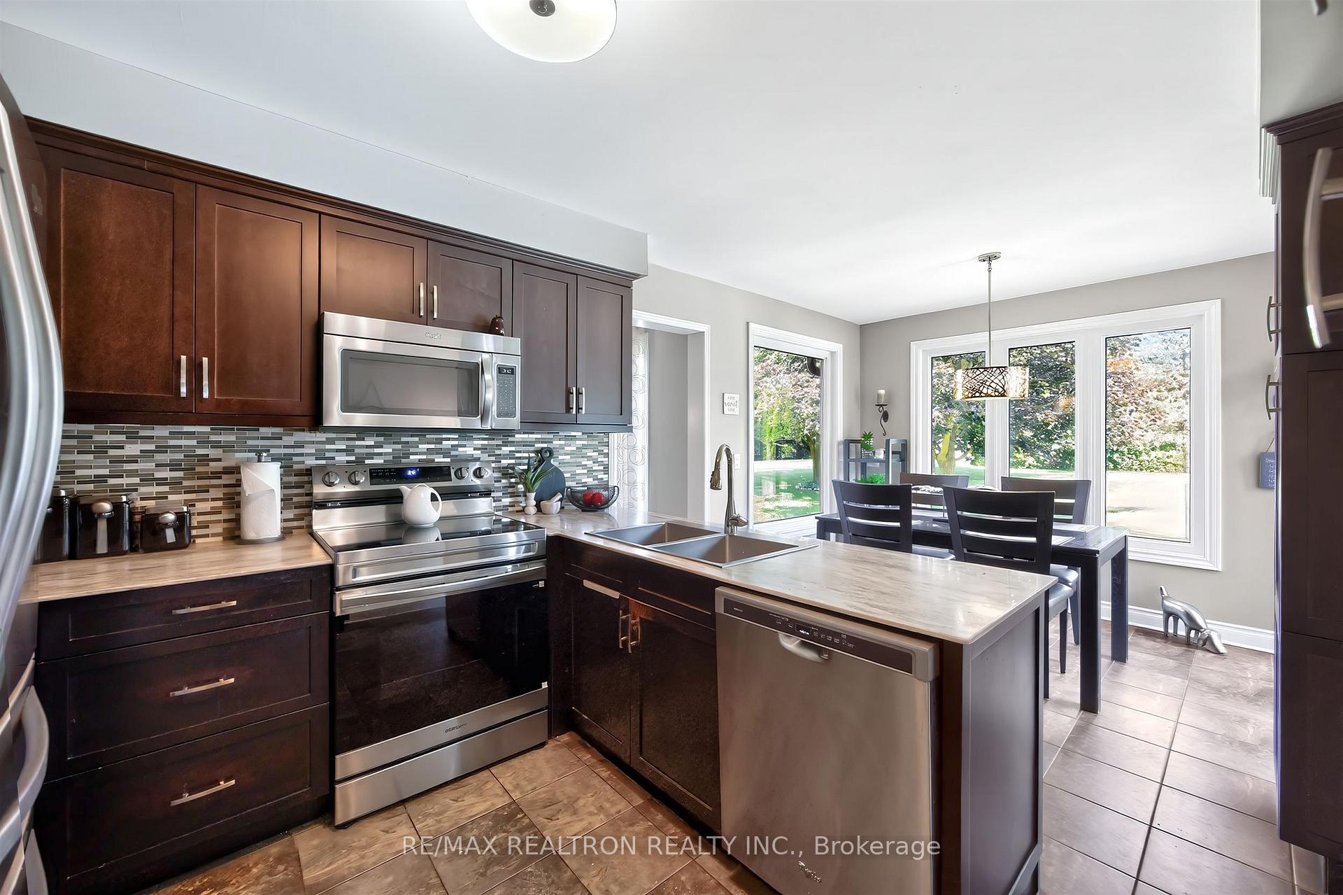 Photo 17 of 47 Maple Way, East Gwillimbury, Sharon — HOMEH