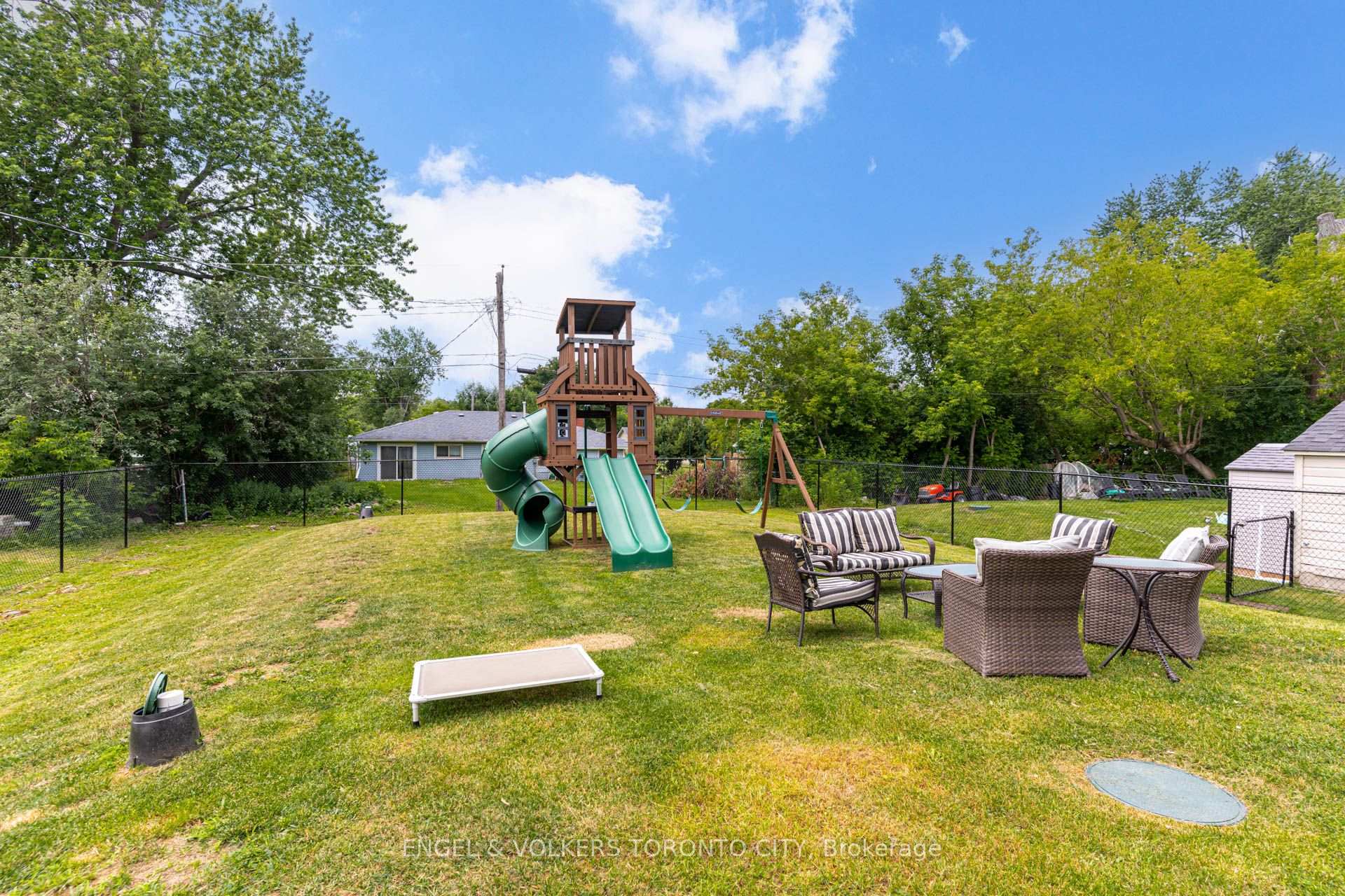 Photo 31 of 40 Glenview Avenue, Georgina, Virginia — HOMEH