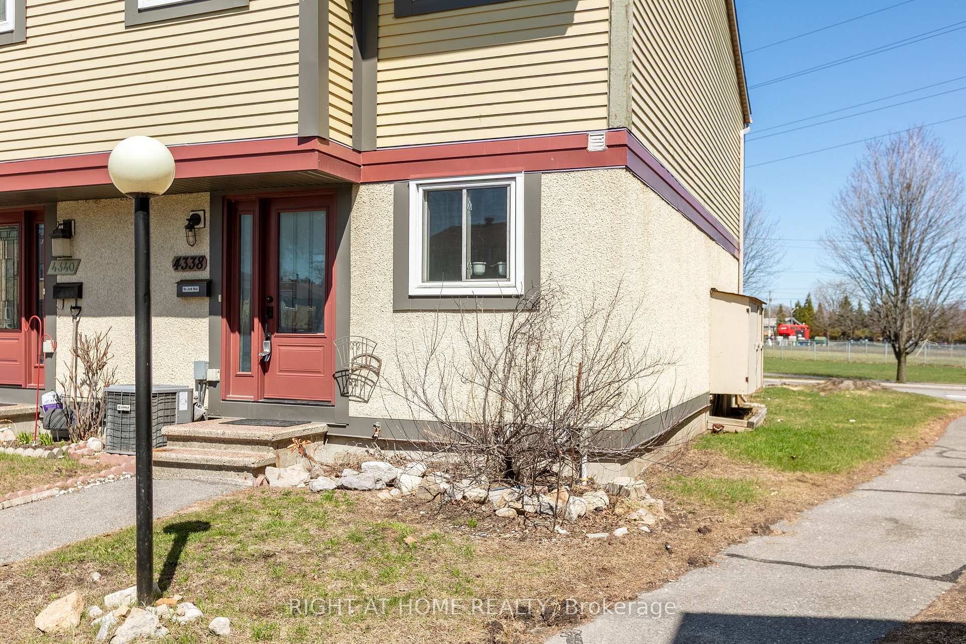 Photo 2 of 4338 Meadowvale Lane, Ottawa, Pineview — HOMEH