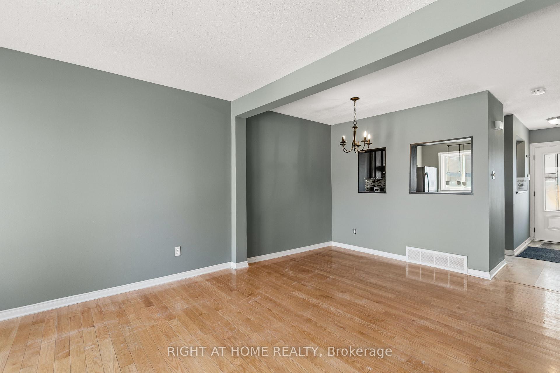 Photo 3 of 4338 Meadowvale Lane, Ottawa, Pineview — HOMEH