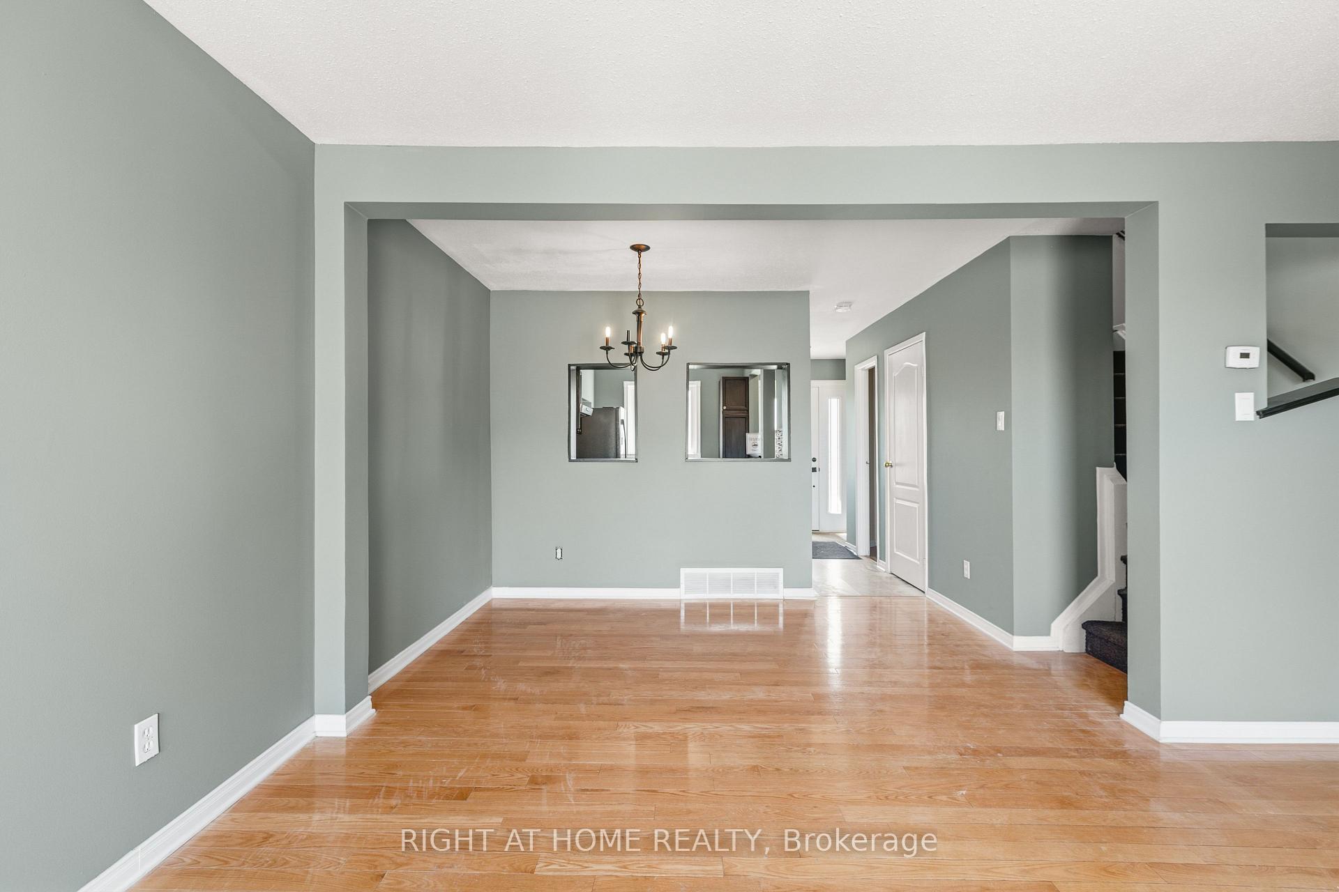 Photo 4 of 4338 Meadowvale Lane, Ottawa, Pineview — HOMEH