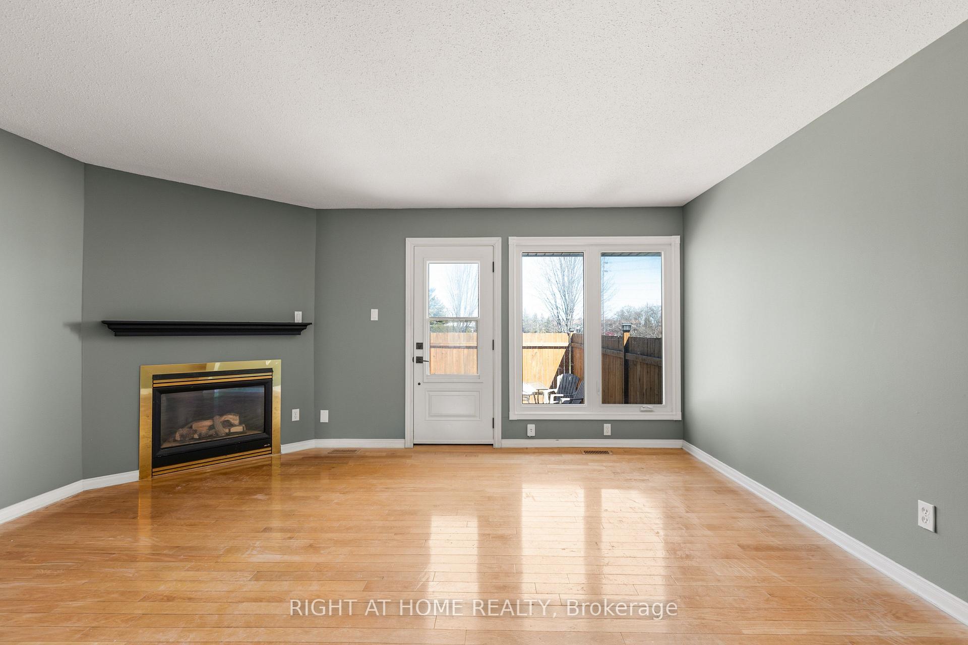 Photo 5 of 4338 Meadowvale Lane, Ottawa, Pineview — HOMEH