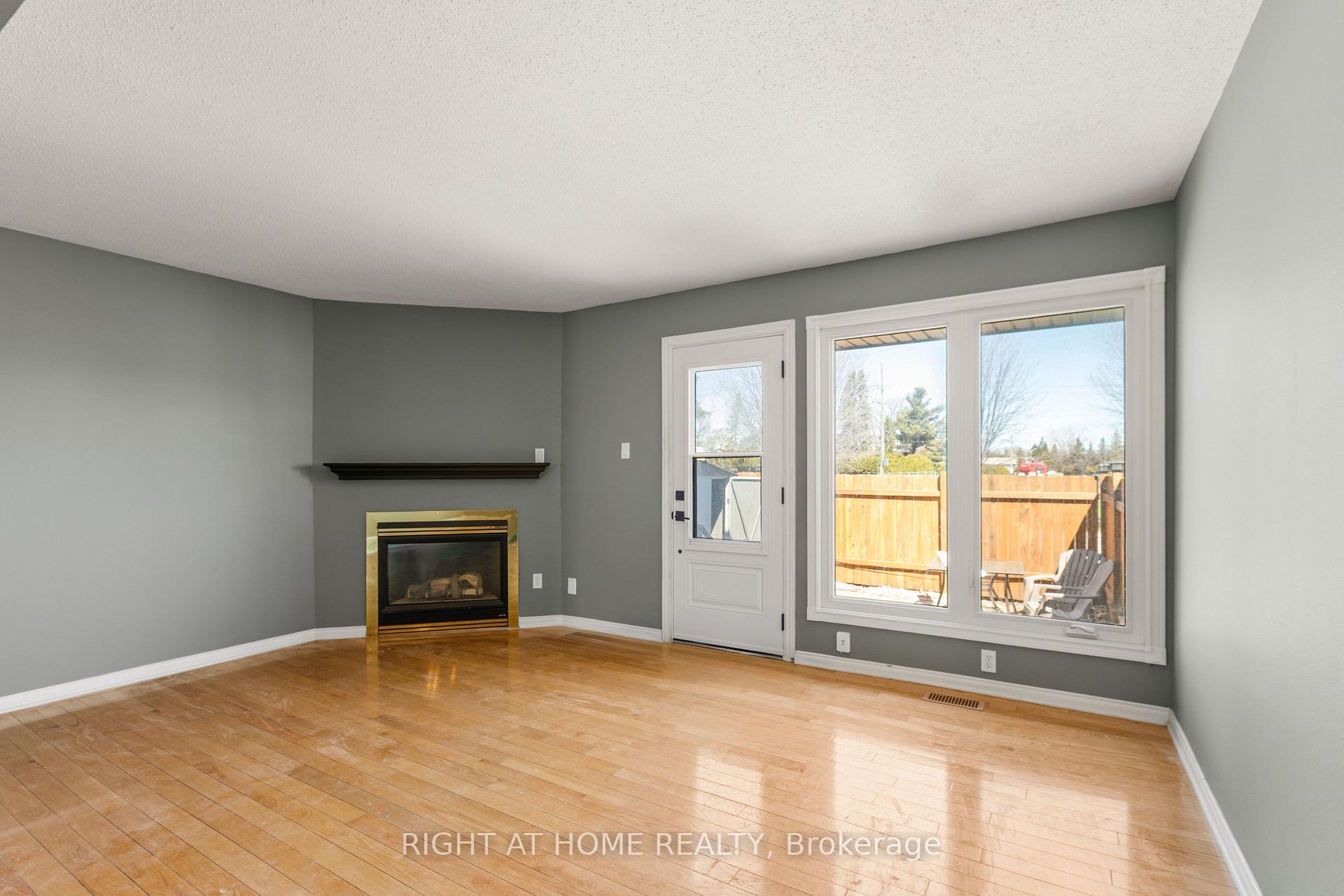 Photo 6 of 4338 Meadowvale Lane, Ottawa, Pineview — HOMEH