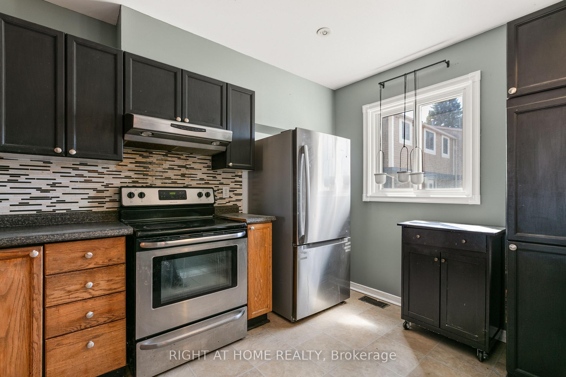 Photo 8 of 4338 Meadowvale Lane, Ottawa, Pineview — HOMEH