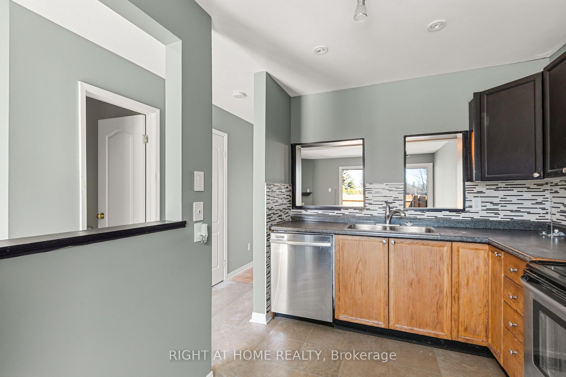 Photo 9 of 4338 Meadowvale Lane, Ottawa, Pineview — HOMEH