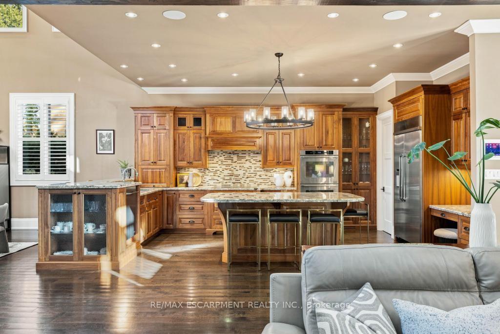 Photo 18 of 253 Rossmore Boulevard, Burlington, Roseland — HOMEH
